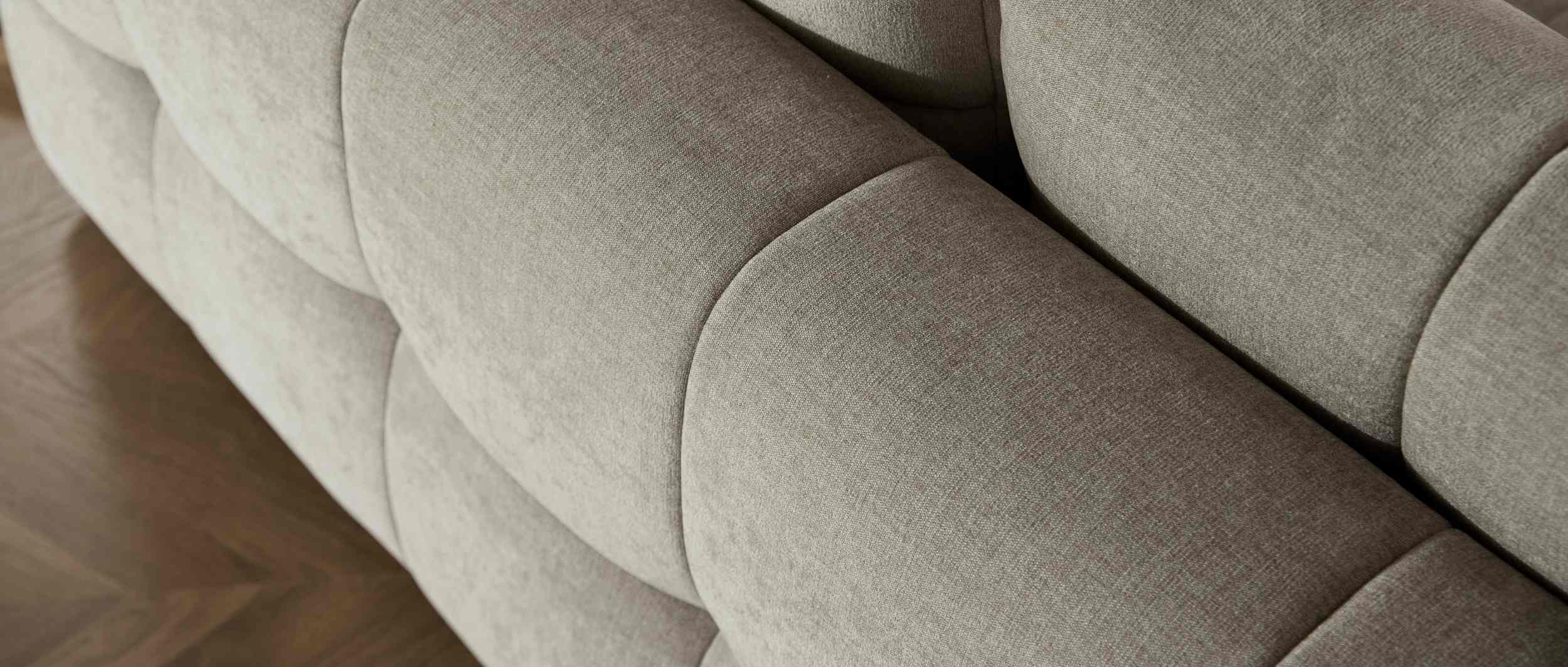 Der weiche Steppcharakter der Polsterung definiert das elegante Erscheinungsbild vom EILIS Daybed