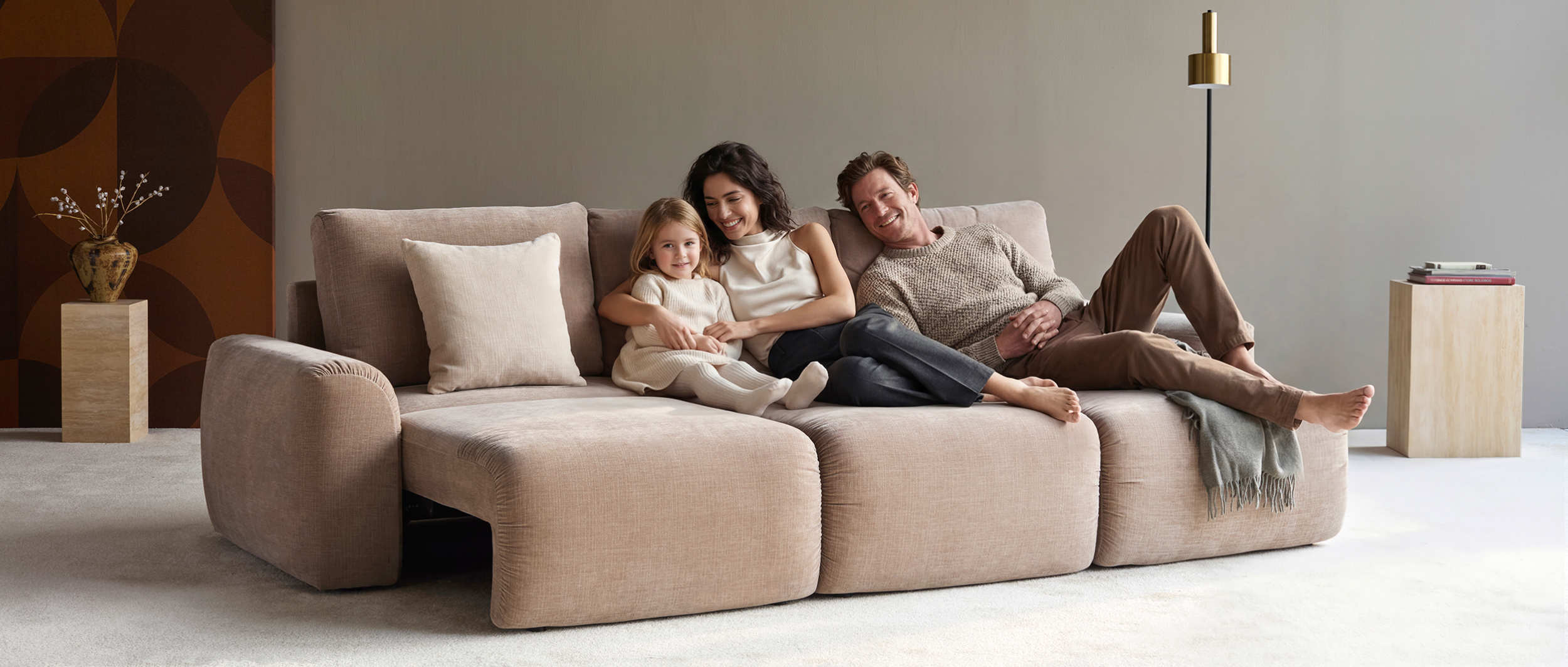 Dank seiner großzügigen Liegefläche ist das NORUM Eckschlafsofa von Innovation der ideale Familie-Lounger für entspanntes Wohnen und gemeinsame Momente