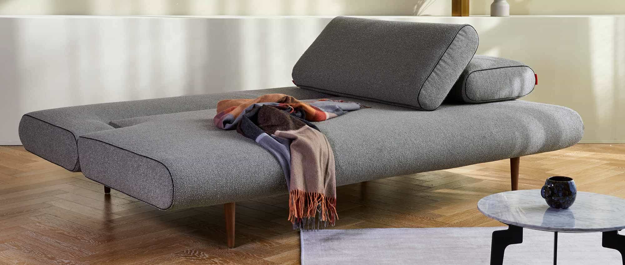 Das UNFURL LOUNGER Schlafsofa von Innovation ist perfekt als Gästebett für bis zu 2 Personen geeignet
