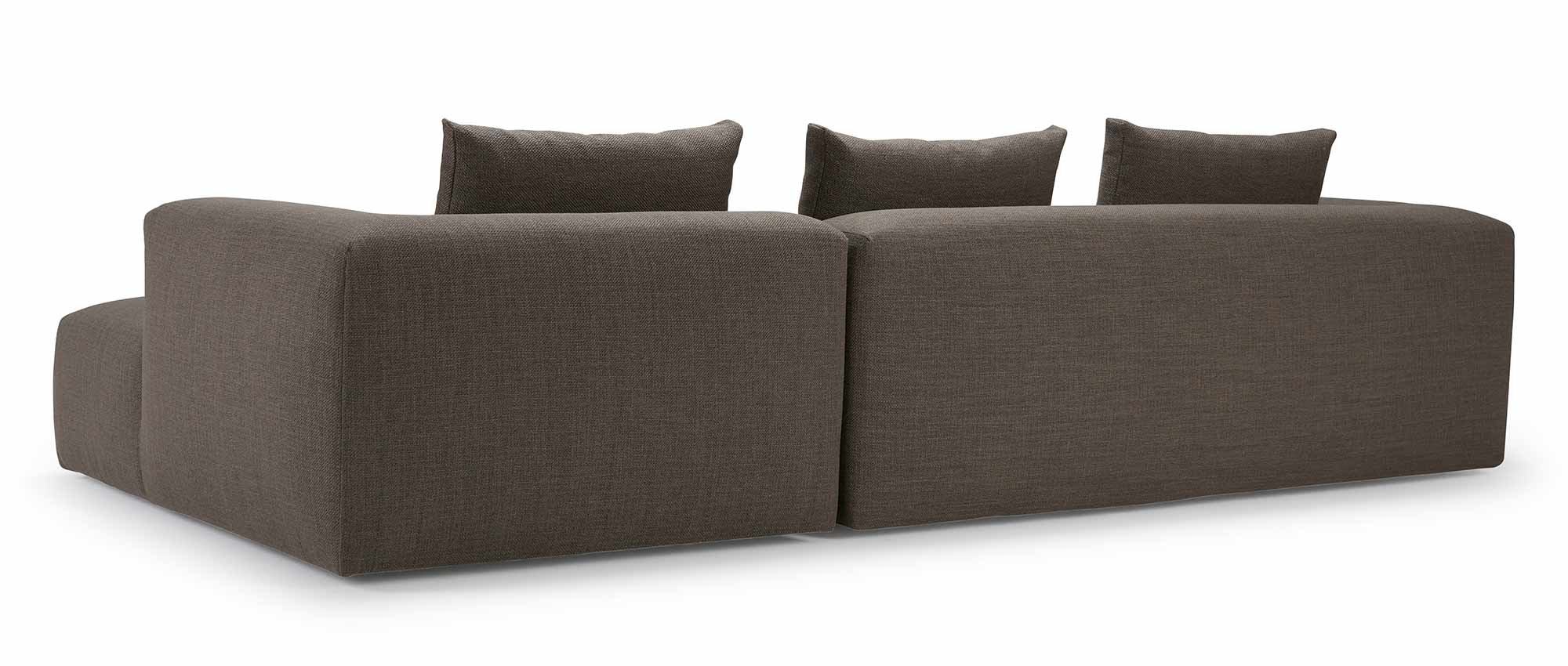 Die Rückenlehne des AALBORG Designer Ecksofas ist komplett im Stoff Ihrer Wahl bezogen, wodurch es auch frei im Raum stehend genutzt werden kann