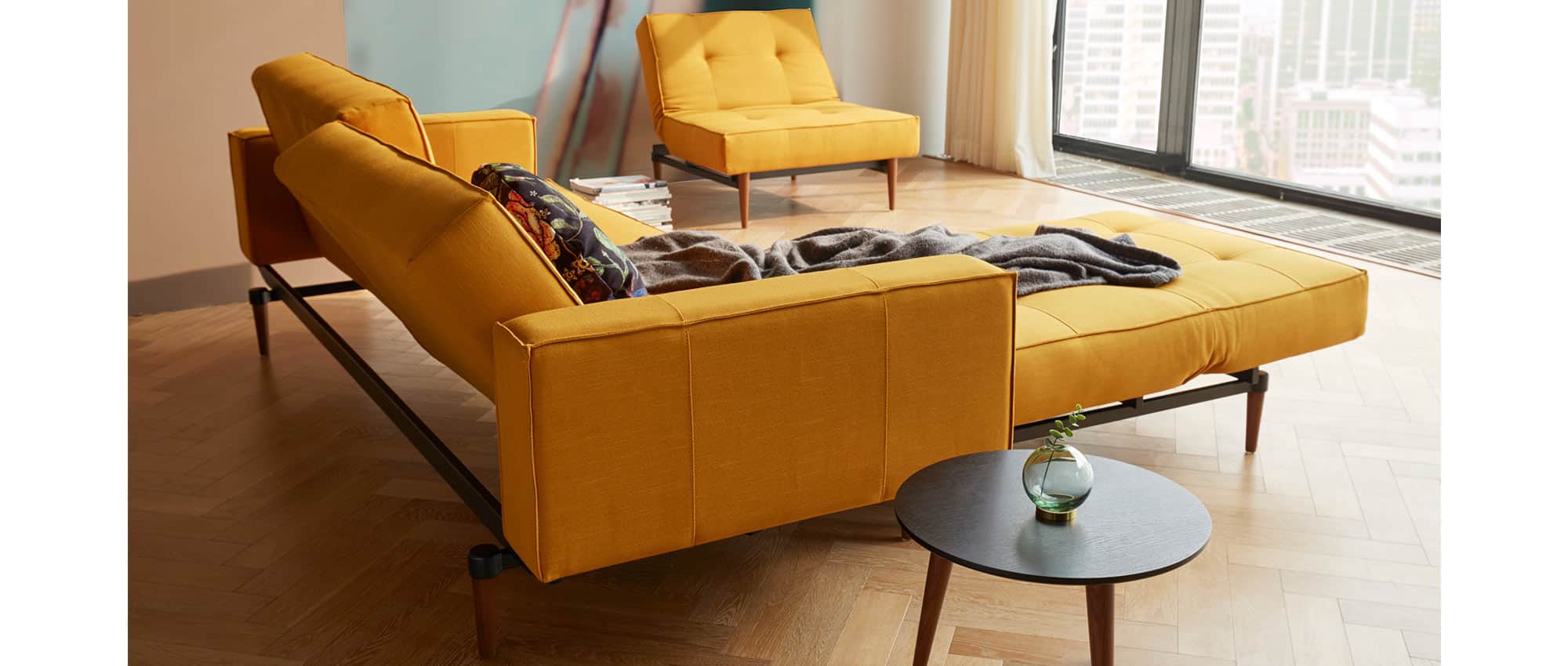 Der SPLITBACK Sessel kann als Longchair (heruntergeklappt) oder als weiterer Sitzplatz verwendet werden