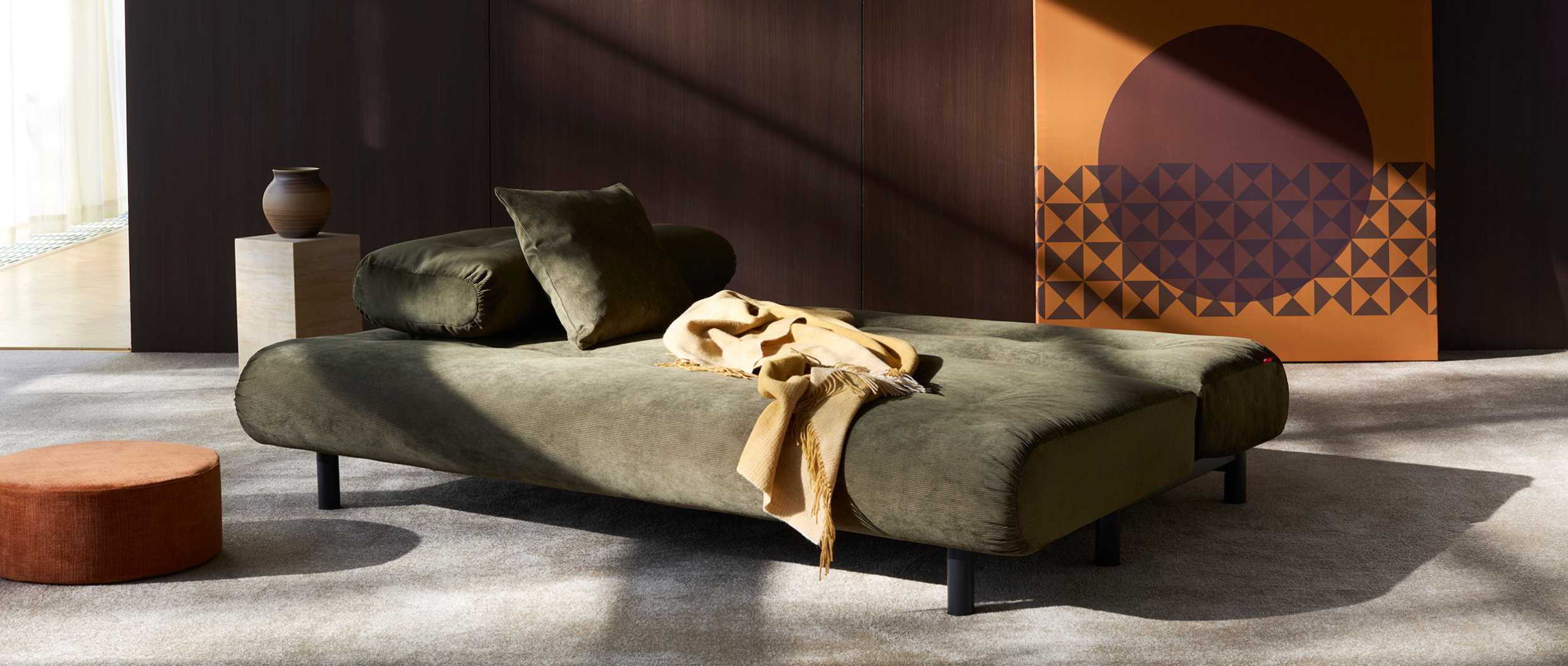 Das NABLI Schlafsofa von Innovation wird durch das Ausziehen der Sitzfläche und das Umklappen der Rückenlehne schnell zum komfortablen Gästebett