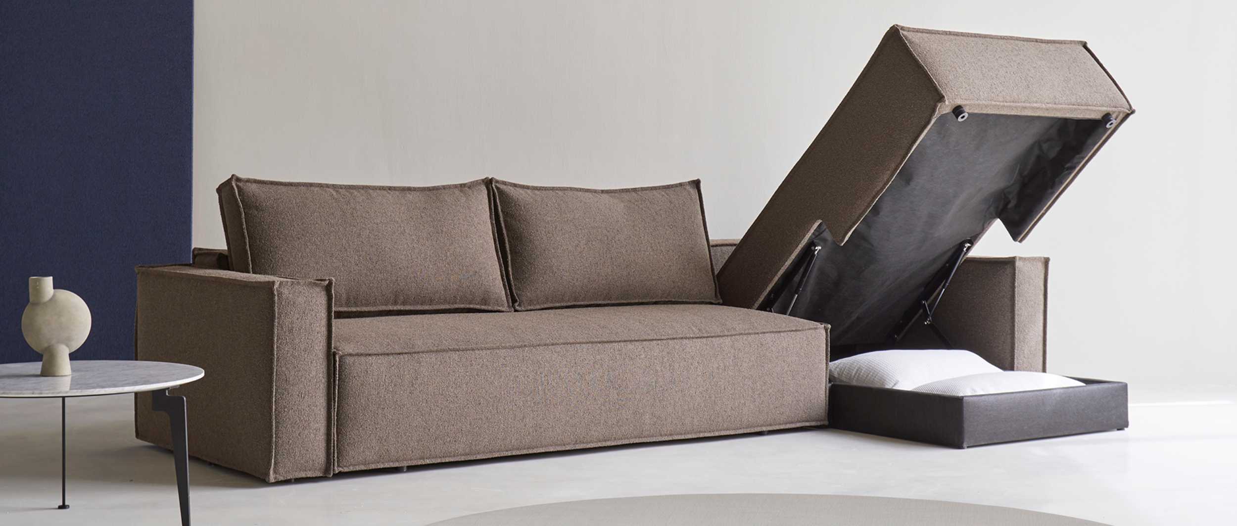 Unter dem Sofa und dem Lounger befindet sich ein Bettkasten mit ausreichend Stauraum 