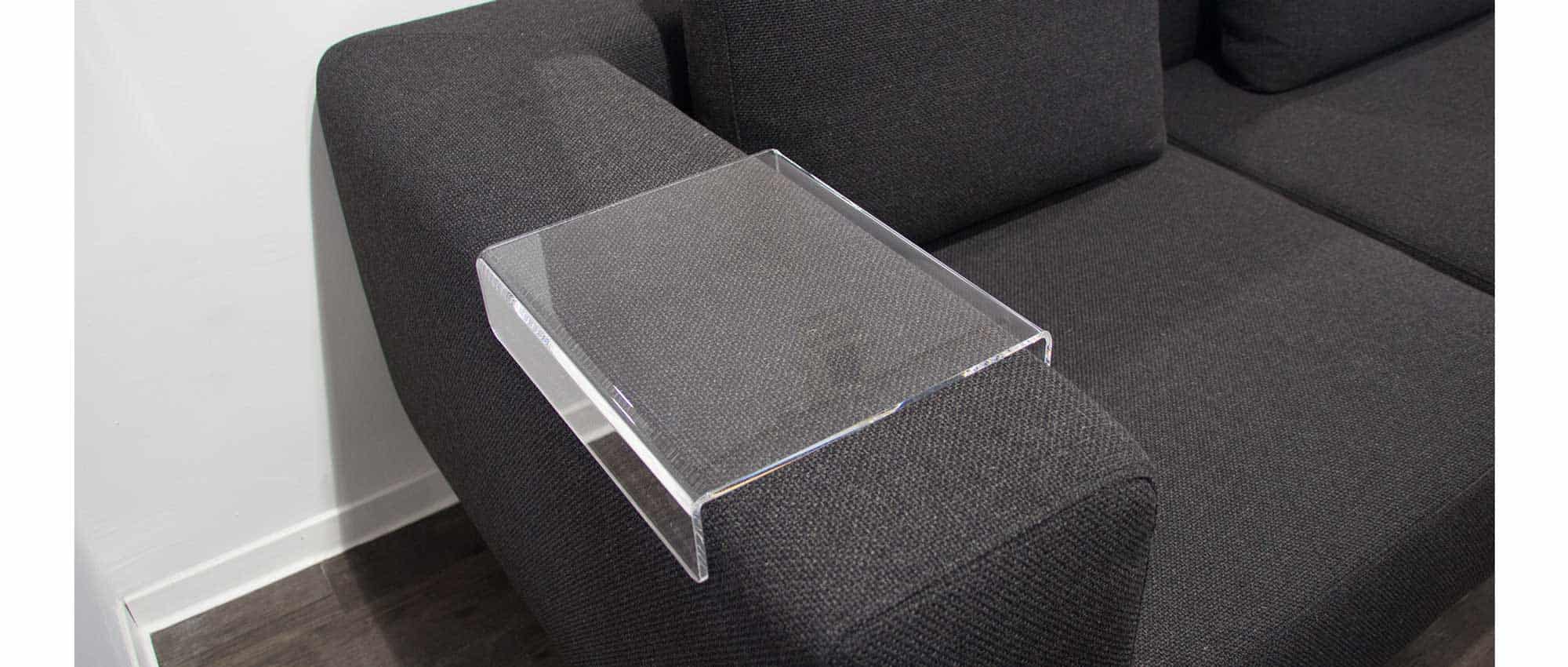 Das Eckelement hat eine breite Armlehne - optionales Zubehör: Tablett aus Acryl von Edelber, hier im Shop erhältlich