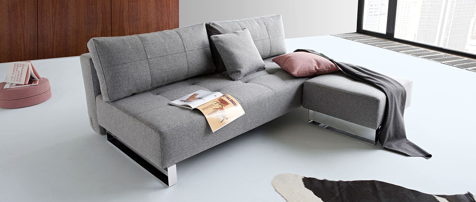 Das SUPREMAX DELUXE EXCESS LOUNGER Schlafsofa lässt sich ideal mit dem dazugehörigen Hocker ergänzen für eine flexible Ecklösung