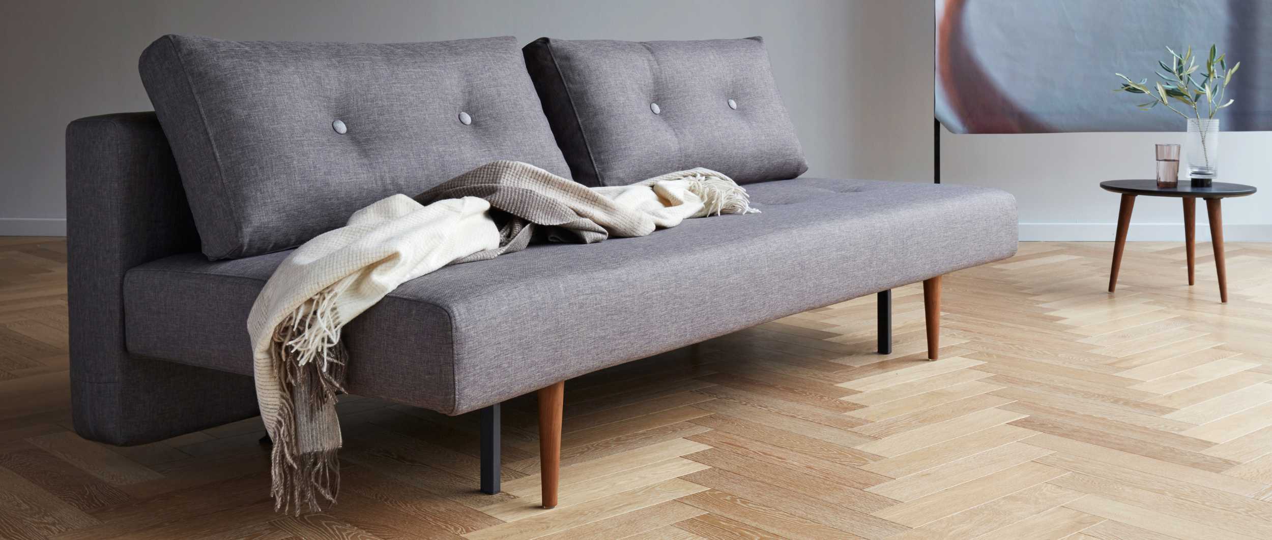 Das RECAST PLUS Schlafsofa gibt es auch mit dunklen Styletto Holzfüßen (ebenfalls im Shop erhältlich) 