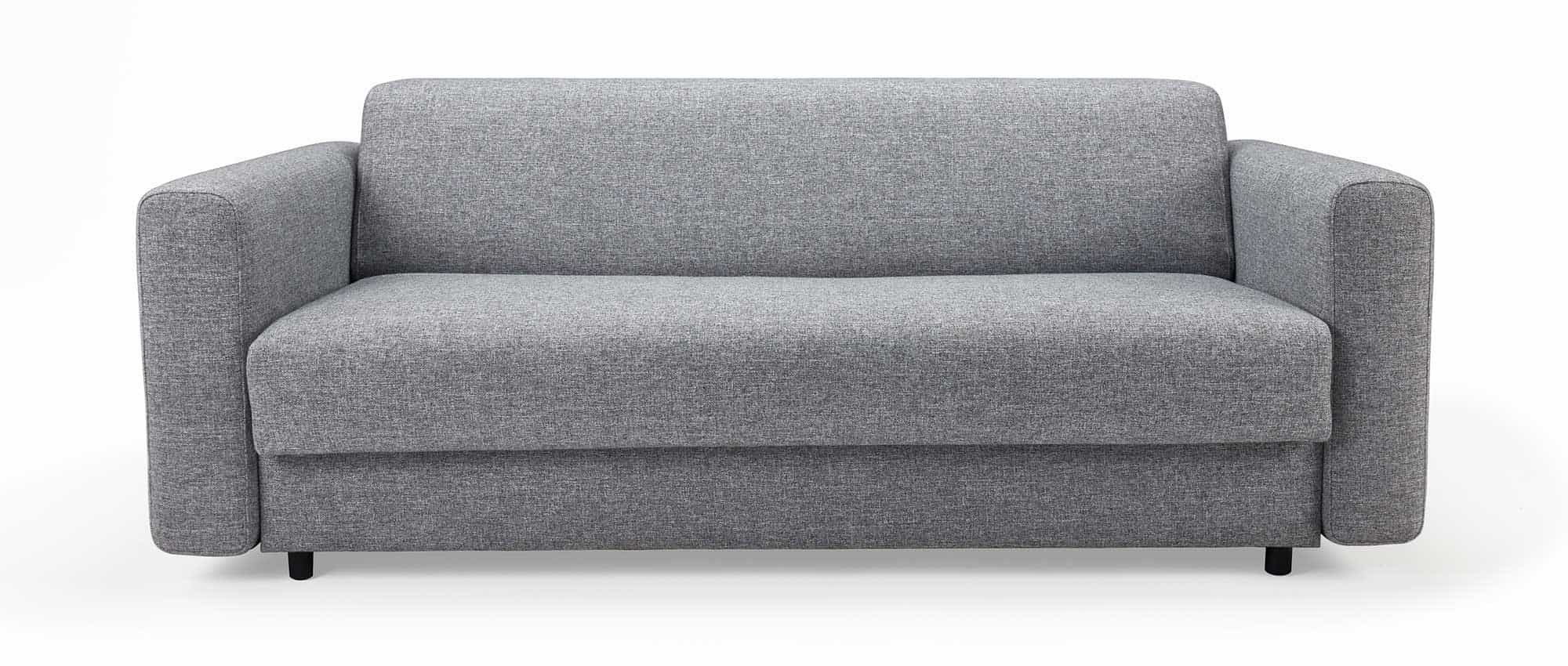 Die breiten Armlehnen des KILLIAN Schlafsofas ergänzen das geradlinige Design