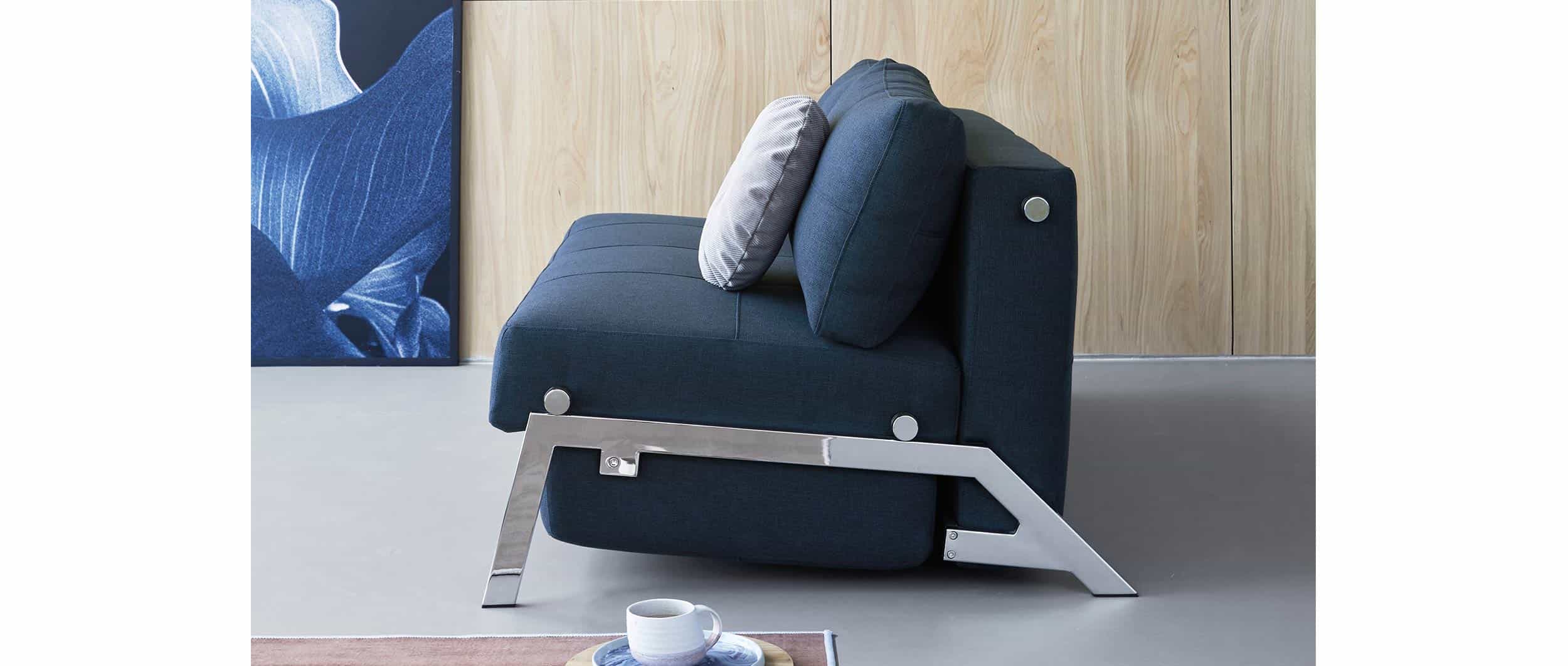Das CUBED 02 Schlafsofa 140 von Innovation passt mit Chromfüßen auch sehr gut ins Büro