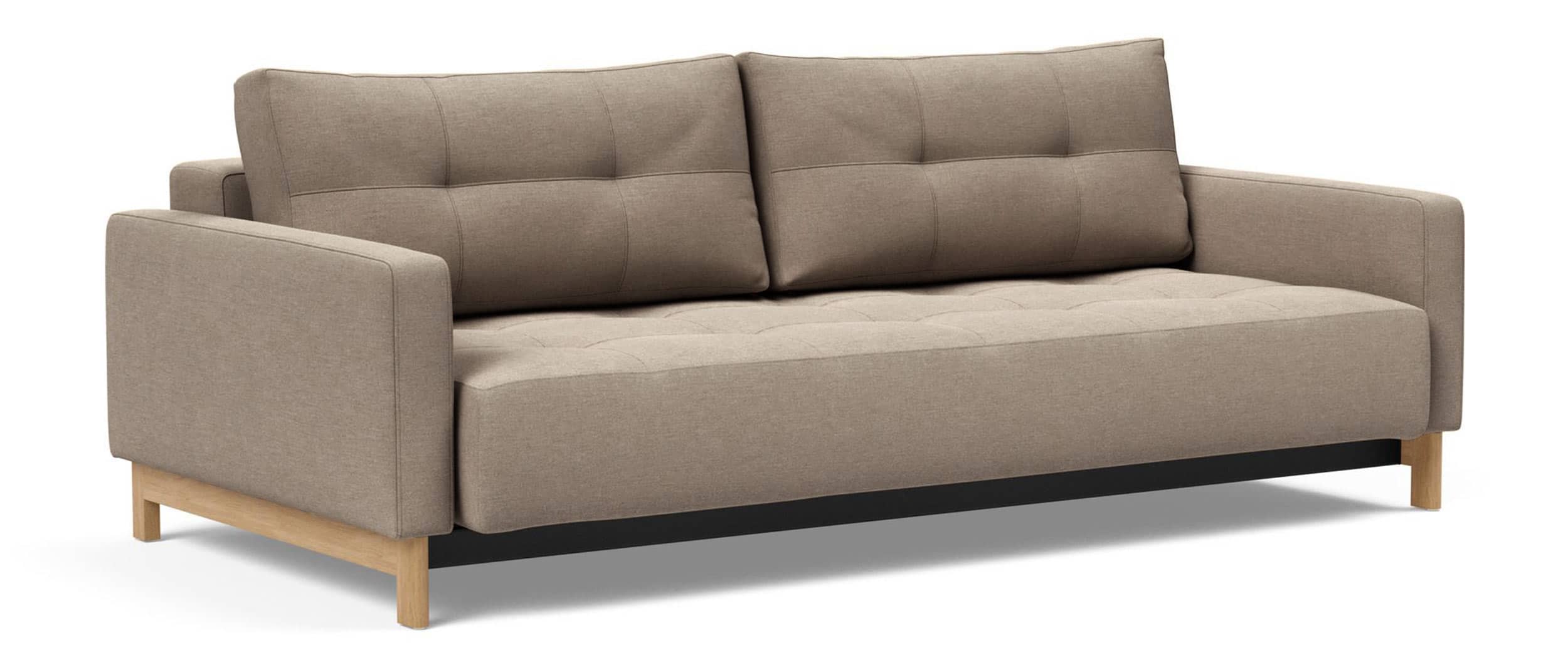 Das Innovation PYXIS DELUXE EXCESS LOUNGER Schlafsofa mit hellen Holzfüßen aus Eiche im Stoff Phobos Mocha (587)