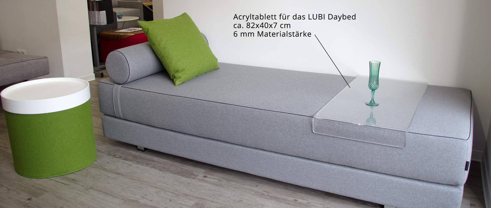 Mit einem passenden Acryltablett wird die LUBI Tagesliege von Softline um eine praktische Ablagefläche erweitert