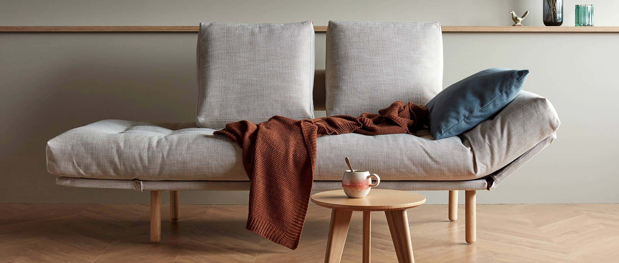 Die ROLLO Einzelliege von Innovation im Stoff Phobos Latte (586) mit Kissen und Gestellbezug