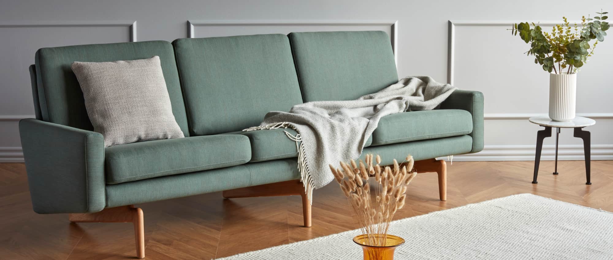 Das große, quadratische Sofakissen TURKU mit ca. 65x65 cm als zusätzliche Dekoration - hier auf dem KOPENHAGEN Designersofa