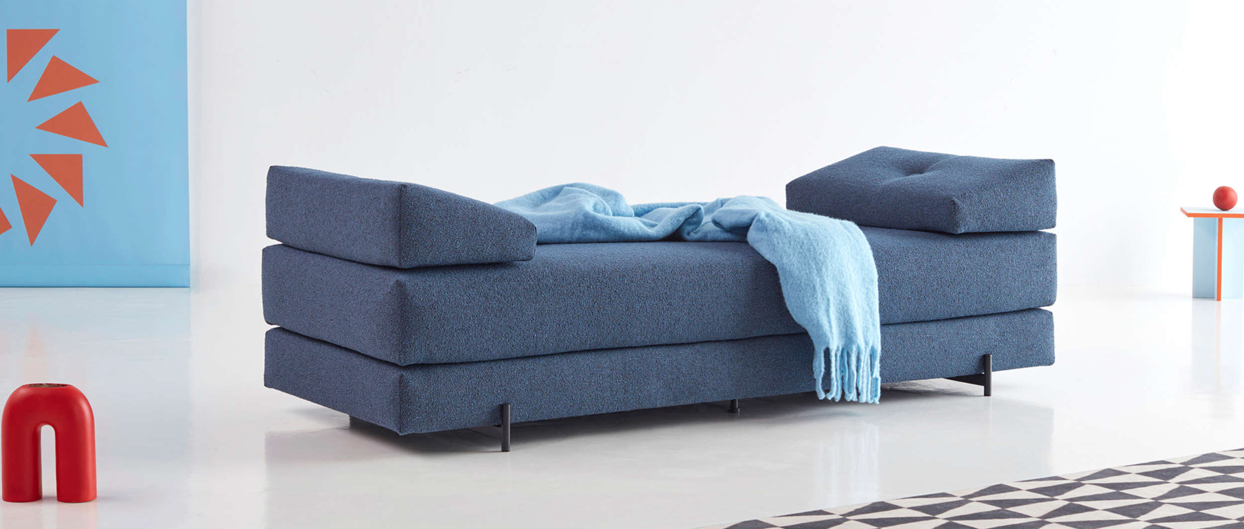 Das SIGMUND Daybed mit 2 Keilkissen als Abschluss der Sitzfläche links und rechts