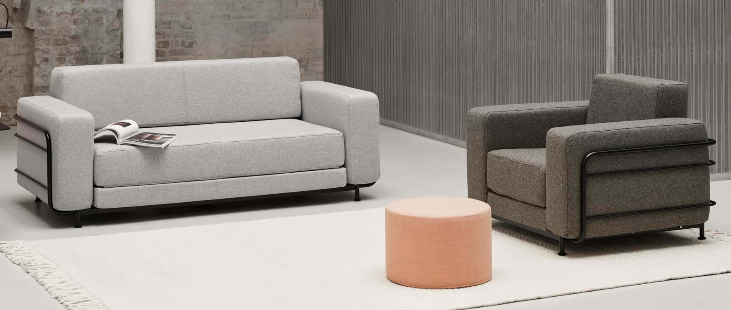 Kombinieren Sie verschiedene Produkte des Herstellers Softline - hier das Modell SILVER als Schlafsofa und Schlafsessel zusammen mit dem DRUM Hocker