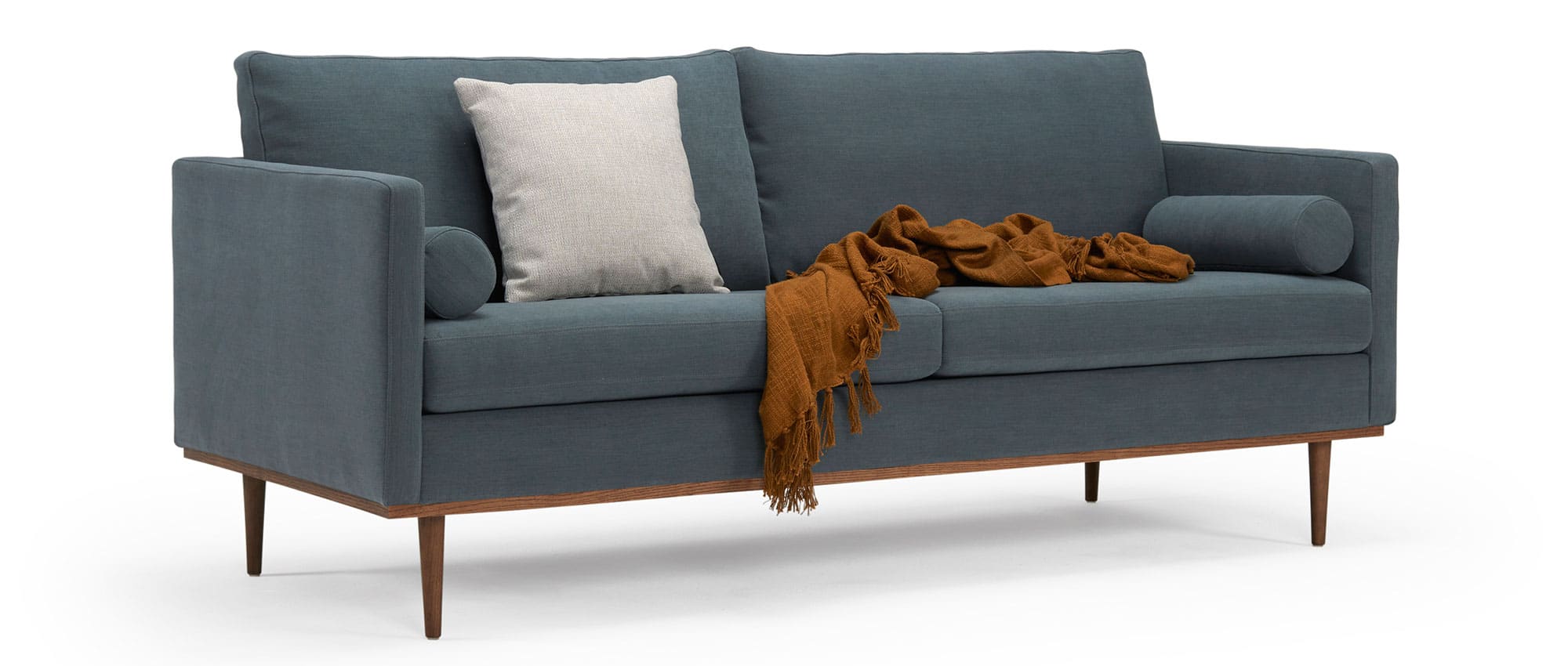 Das 3-Sitzer Sofa OSLO in einem blauen Stoff mit dunklen Holzfüßen