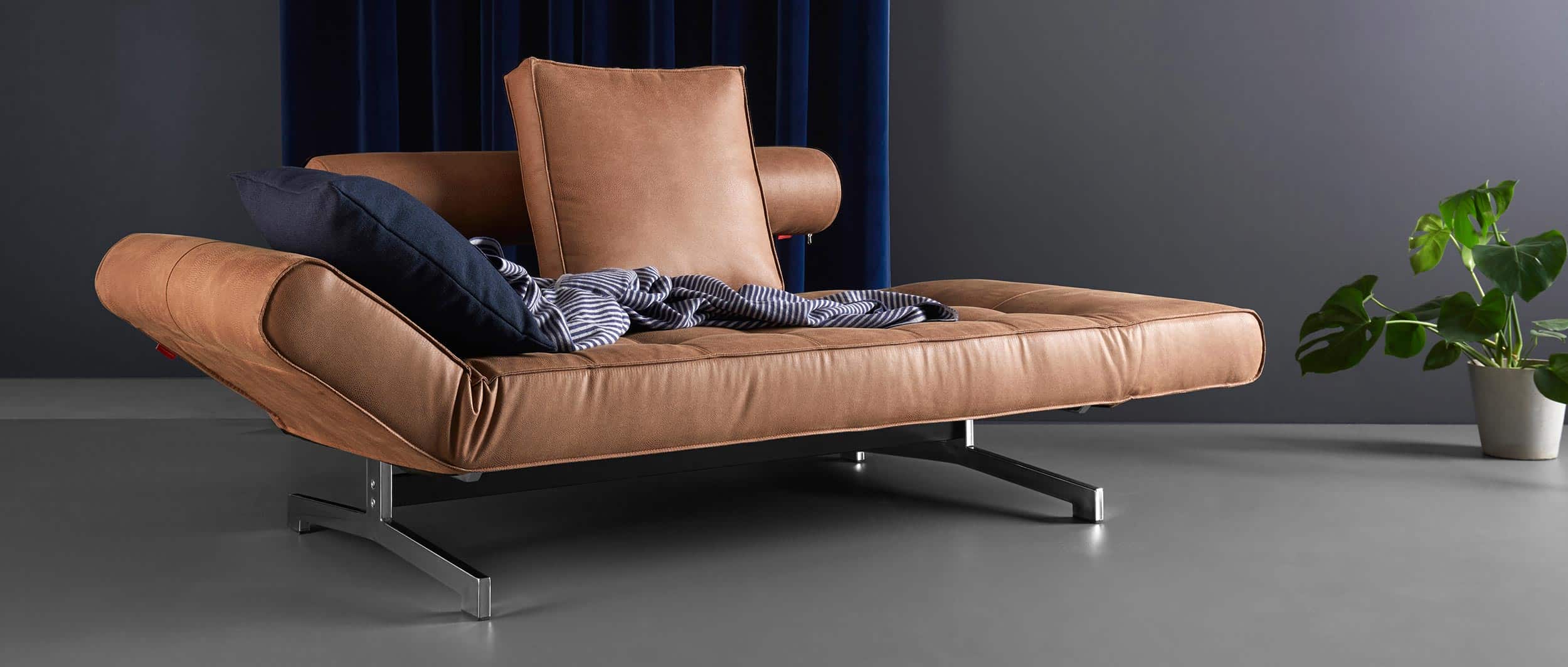 GHIA kann durch die klappbaren Armlehnen als Sofa, Tagesliege und Gästebett genutzt werden - Kunstleder Faunal Brown (551) mit Chrombeinen