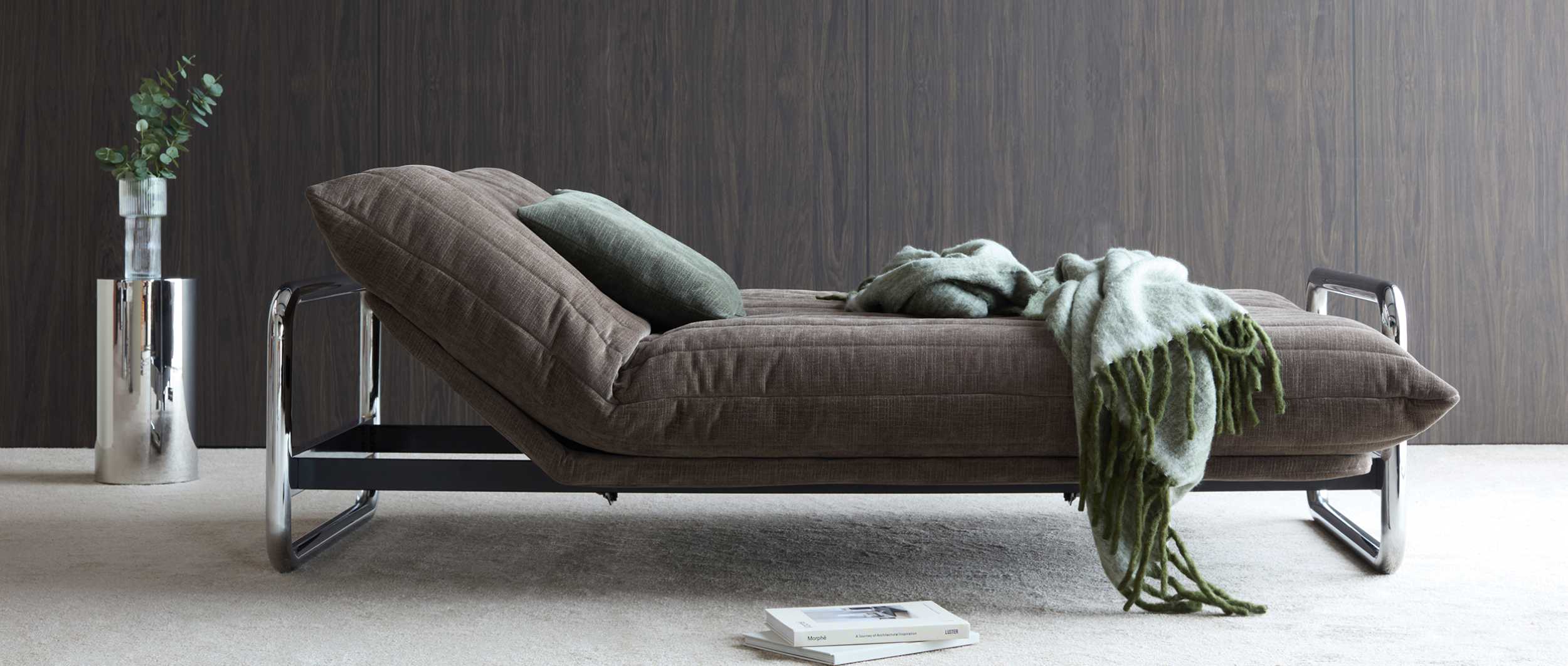 Der QUILTUS-Bezug passt auch perfekt zum Schlafsofa LOMIRA mit Armlehnen aus Chrom