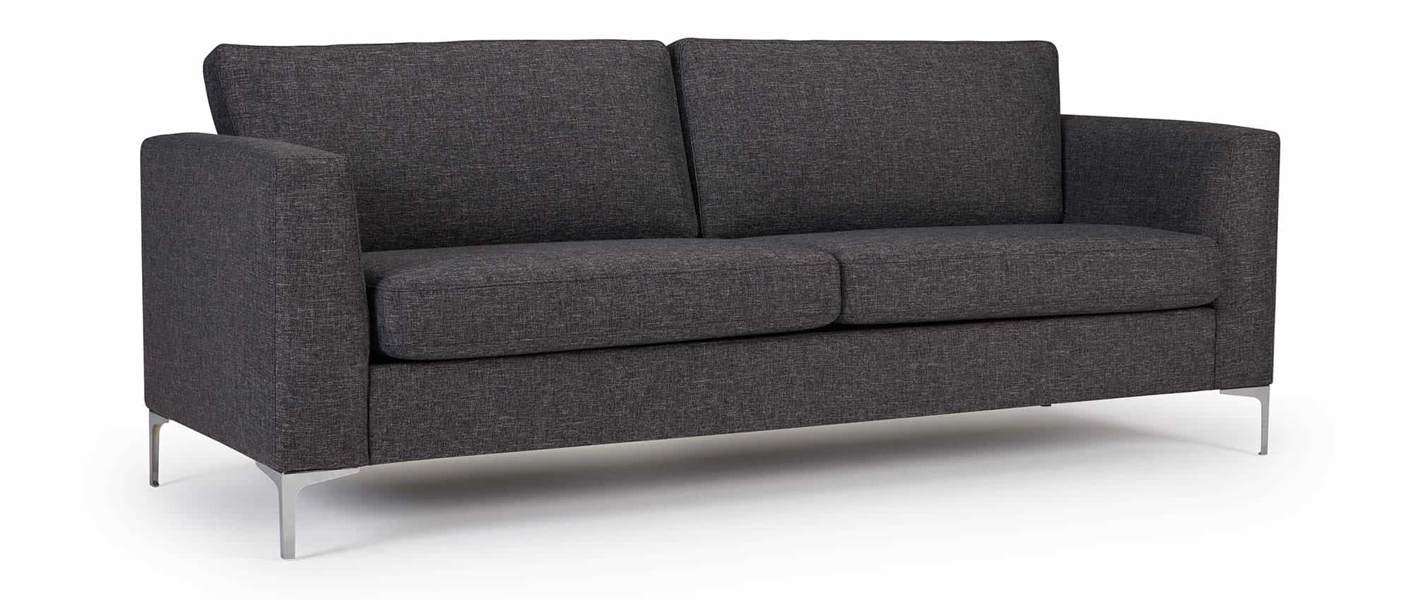 Das TRELLEBORG 3-Sitzer Sofa mit Polsterarmlehnen und Füßen aus Metall