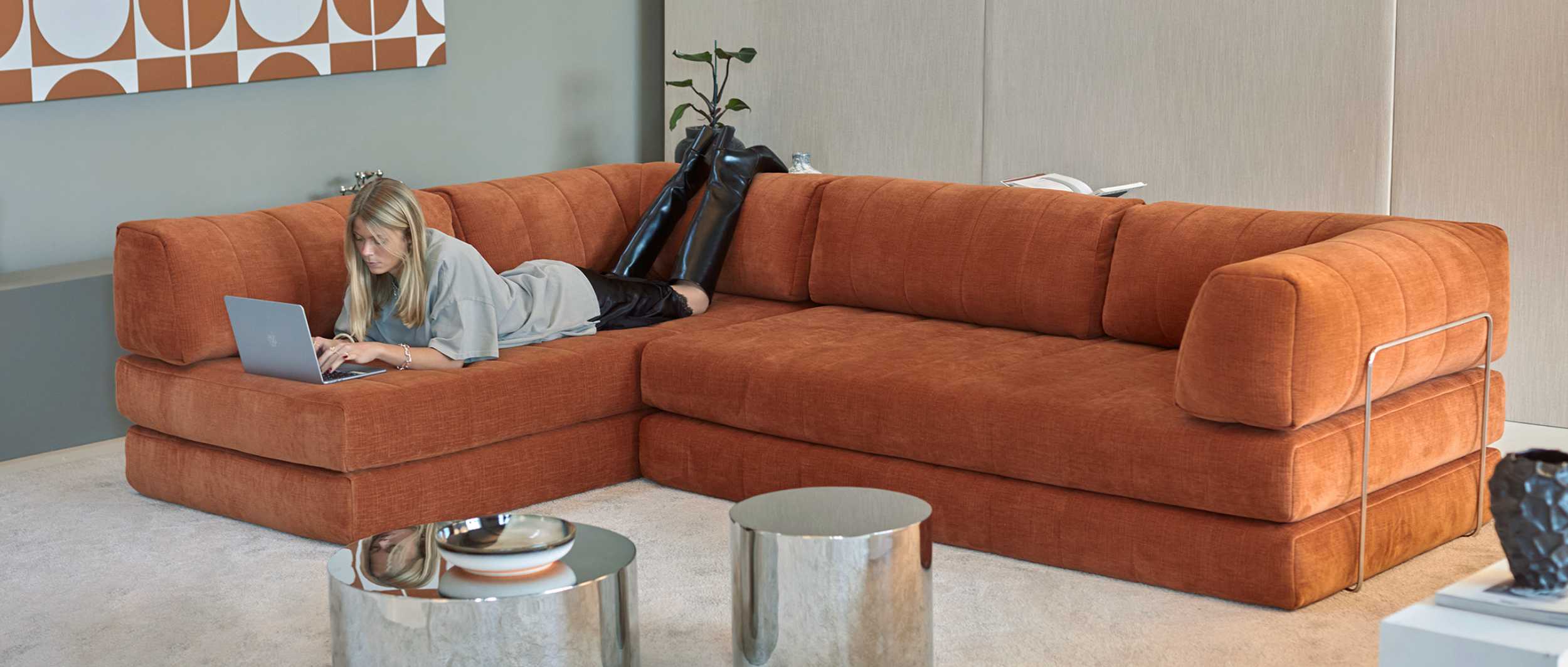 Das Innovation COZYPAD Schlafsofa mit geradem Kissen als offenes Ende und Winkelkissen als Armlehne