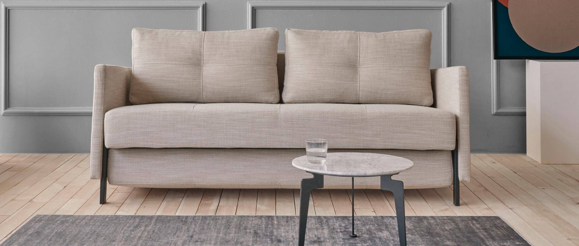 Das CUBED 02 Schlafsofa 160 ist sehr platzsparend - Stoff Blida Linen Sandgrau (612)