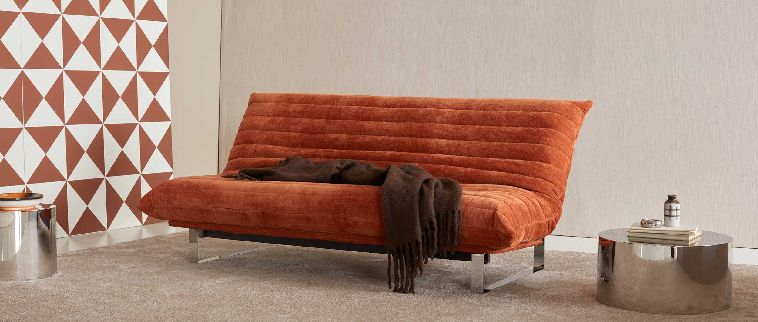 Die kanalartige Versteppung des Quiltus-Bezugs setzt stilvolle Akzente und macht das MINIMUM Schlafsofa zum echten Blickfang im Wohnzimmer