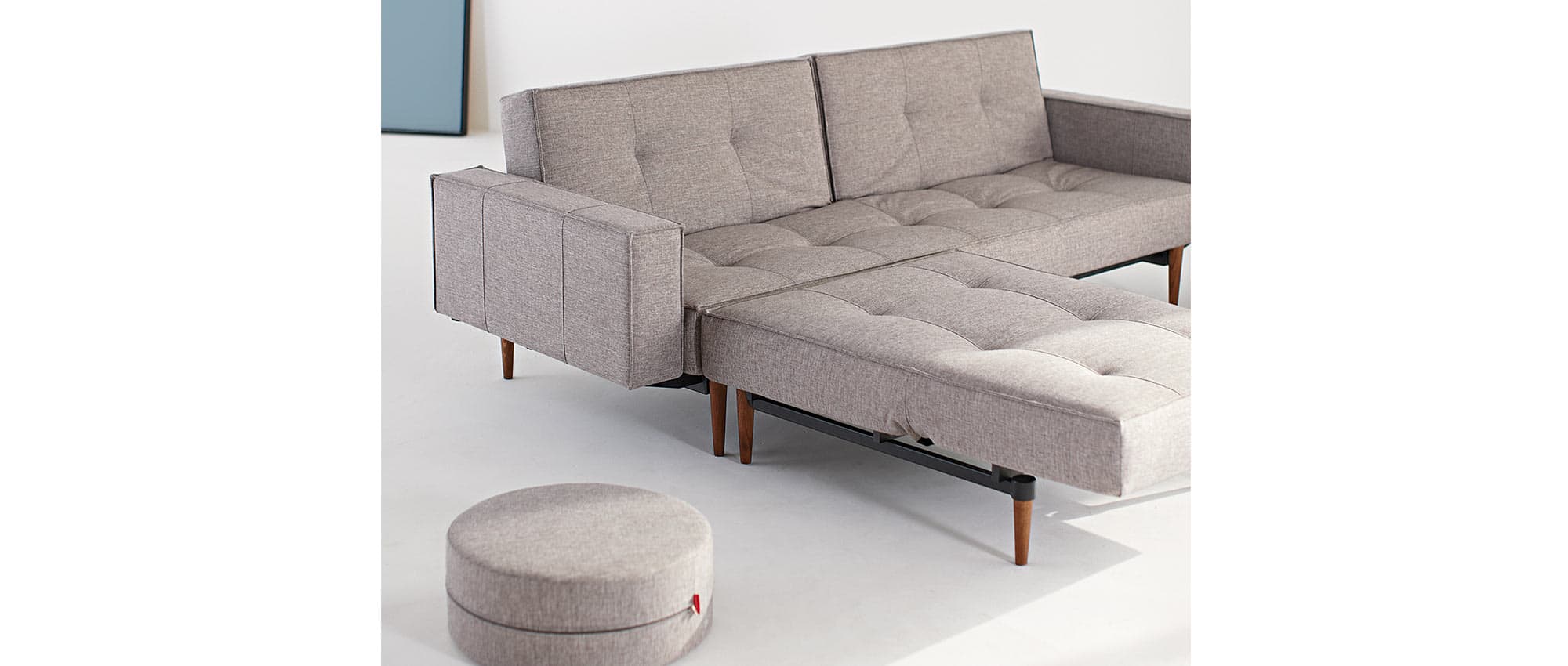 SPLITBACK Sofa mit Polsterarmlehnen im Stoff Mixed Dance Grau (521), dunkelbraun gebeizte Styletto-Holzfüße - SPLITBACK Klappsessel als Longchair vorne angestellt