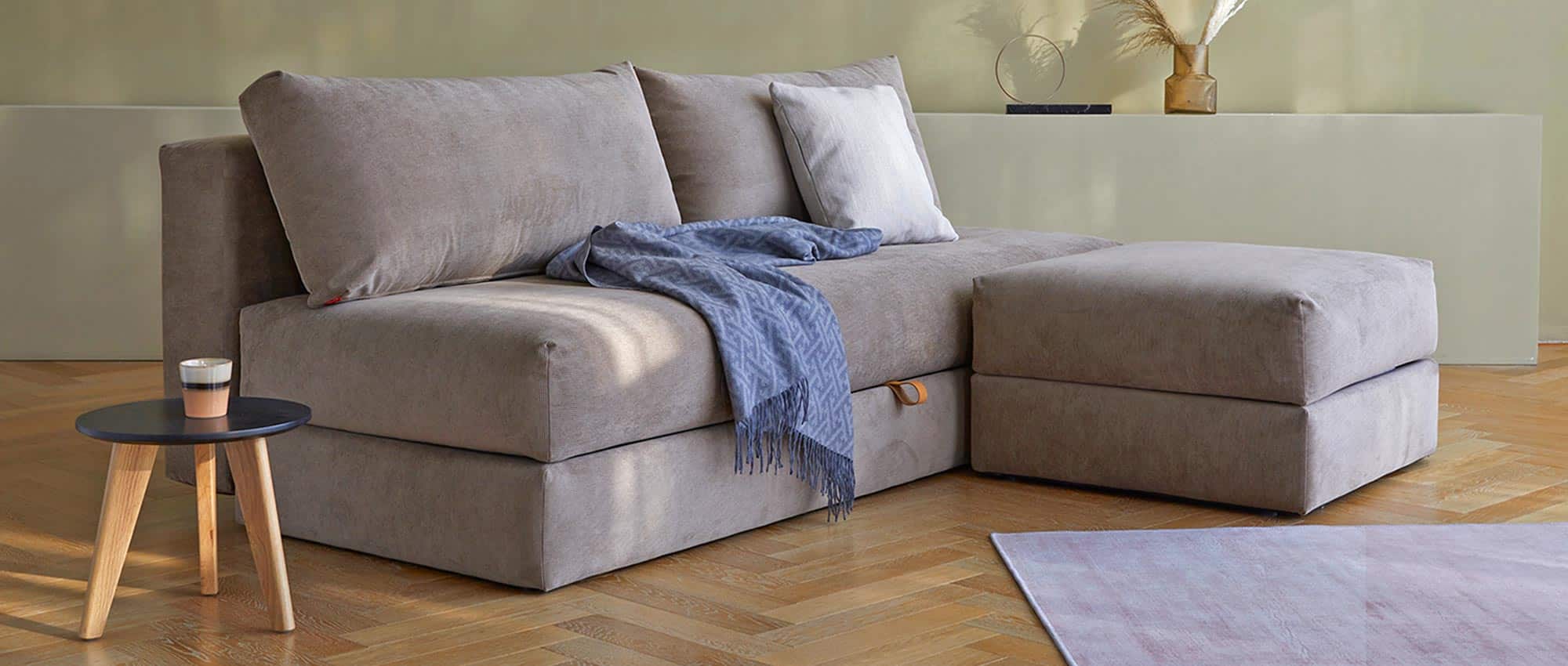 Das OSVALD 3-Sitzer Schlafsofa mit CORNILA Hocker