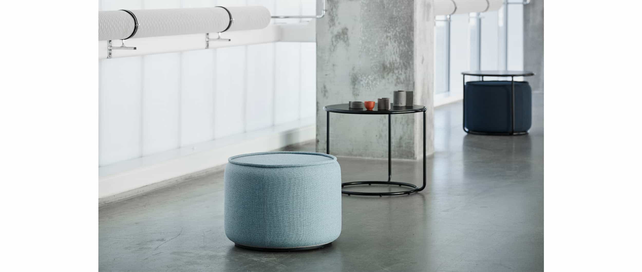 Hier der TOM Stoffhocker in hellblau mit TOM Couchtisch schwarz lackiert