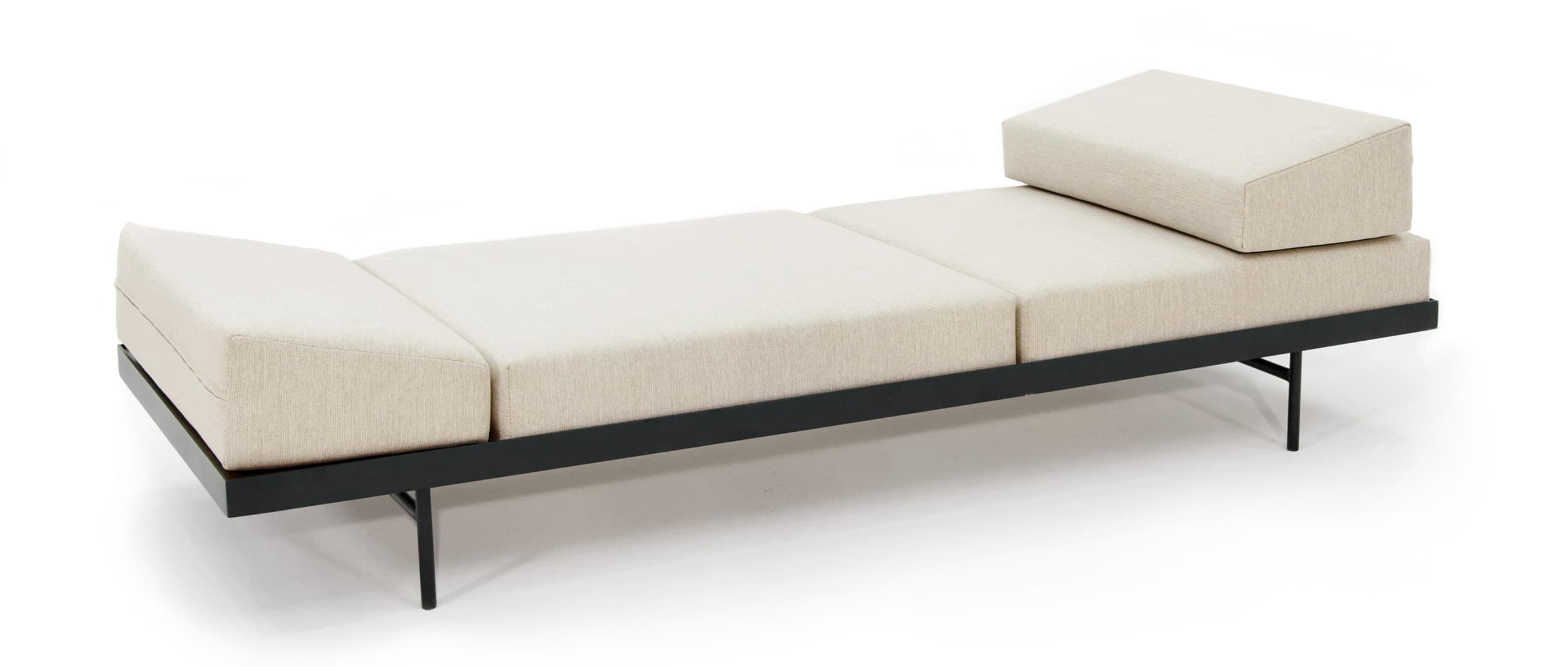 Das PURI Innovation Daybed hier mit 2 Rückenkissen, die sich flexibel positionieren lassen - alle Kissen sind mit Öko-Tex® zertifiziertem Schaumstoff gefüllt