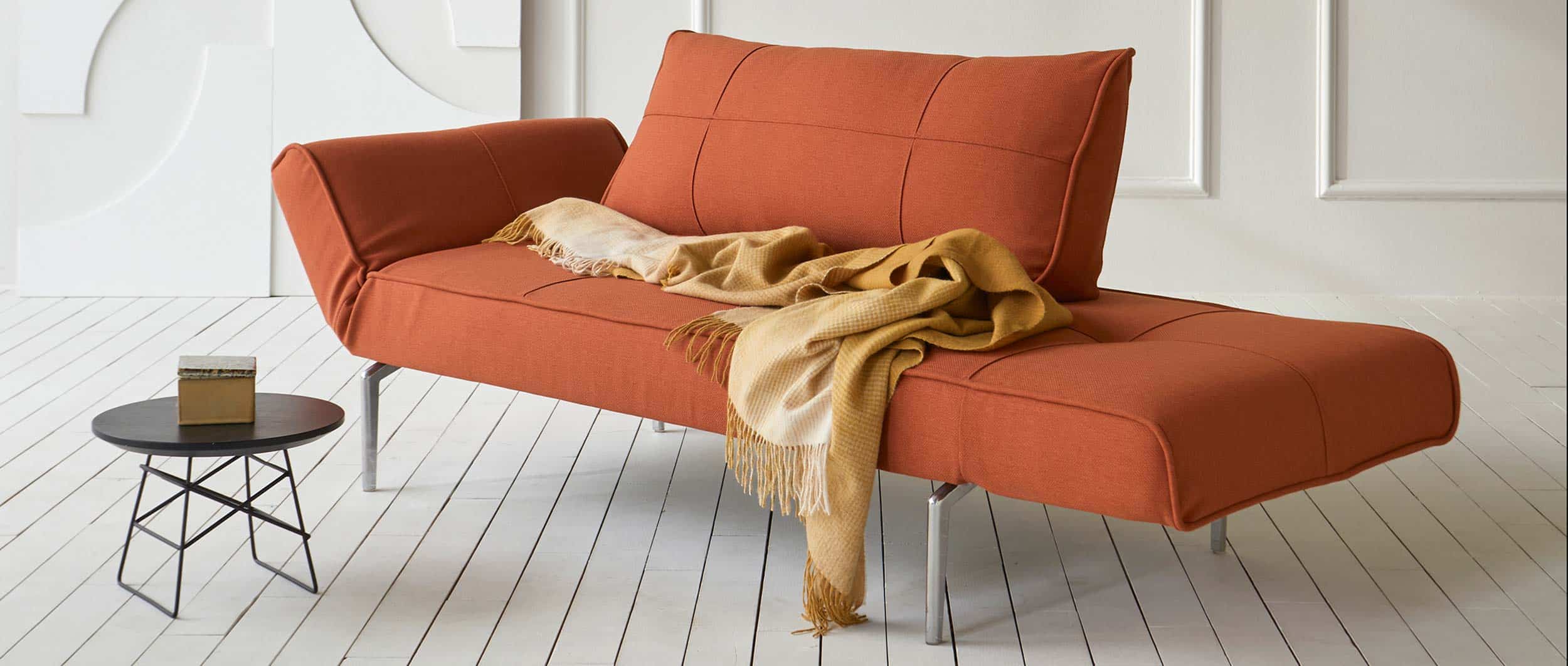 Das Innovation ZEAL Daybed mit Straw Metallfüßen in Aluminium-Optik