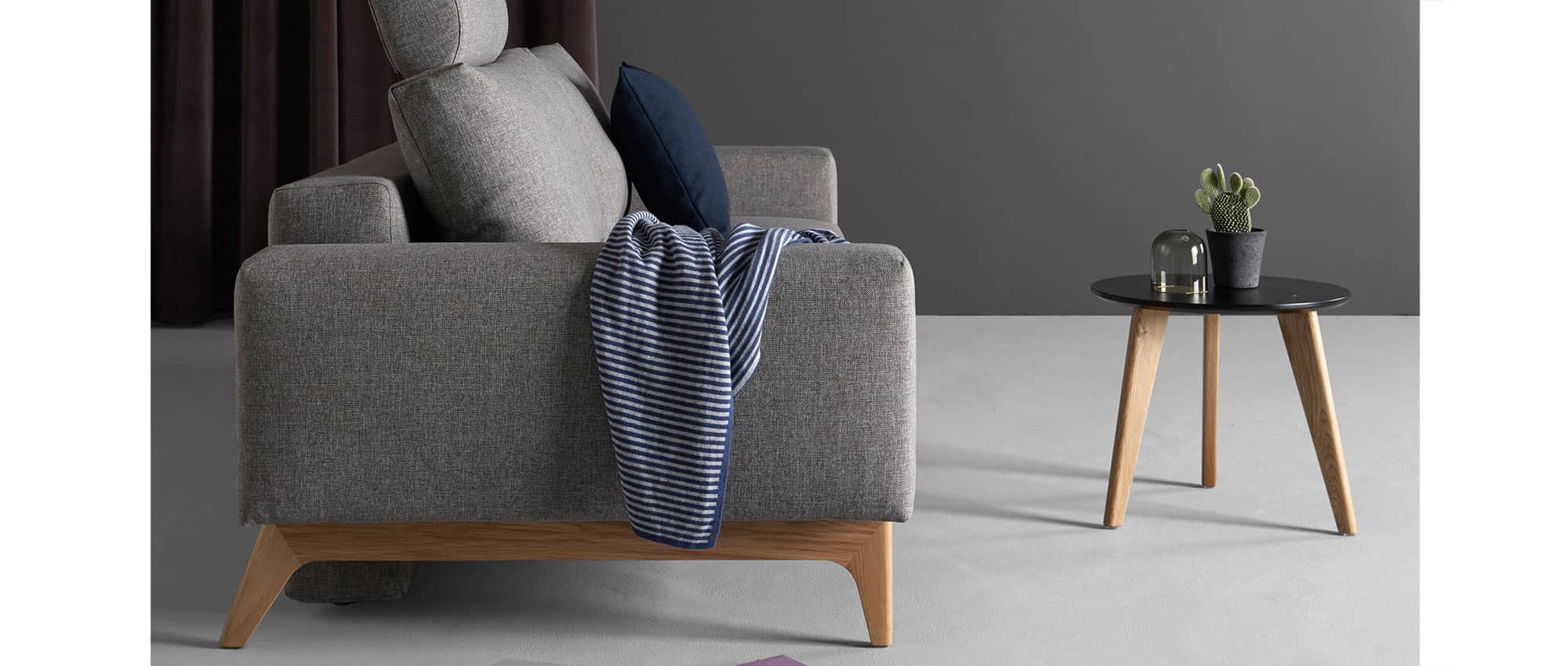 NORDIC mit schwarzer Tischplatte als Beistelltisch zum IDUN Schlafsofa