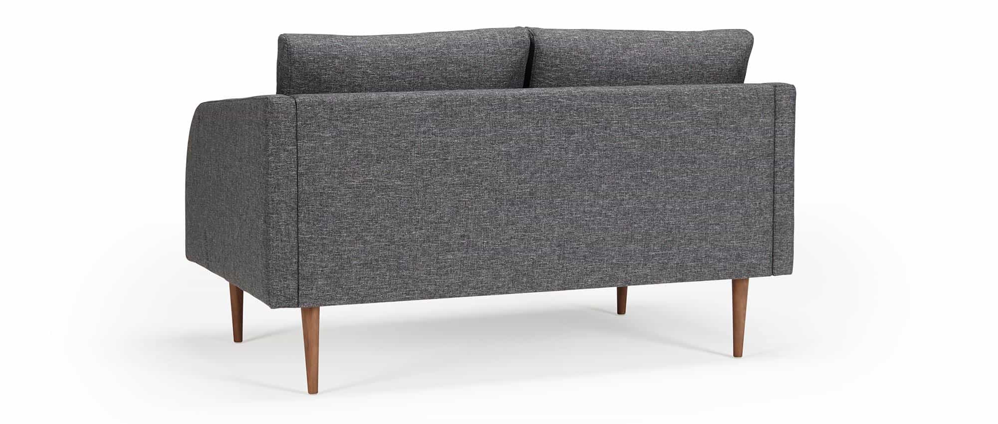 Das BERGEN Designer Sofa ist auch auf der Rückseite in Ihrer Stoff- oder Lederauswahl bezogen