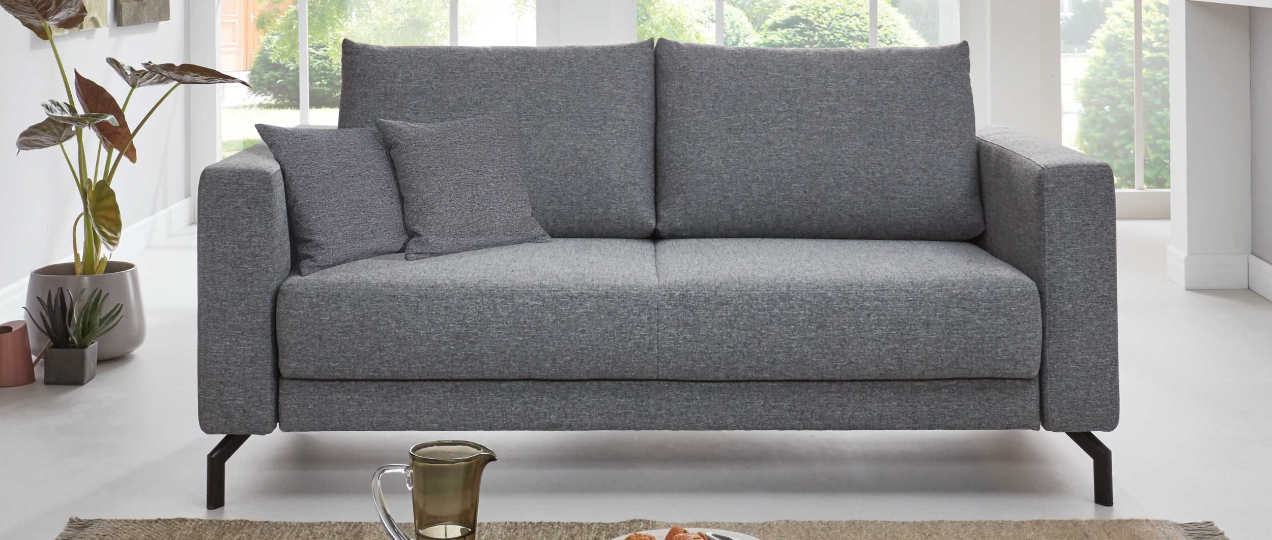 MANCHESTER DELUXE Schlafsofa mit schwarzen Metallfüßen und quadratischen Dekokissen (optional bestellbar)