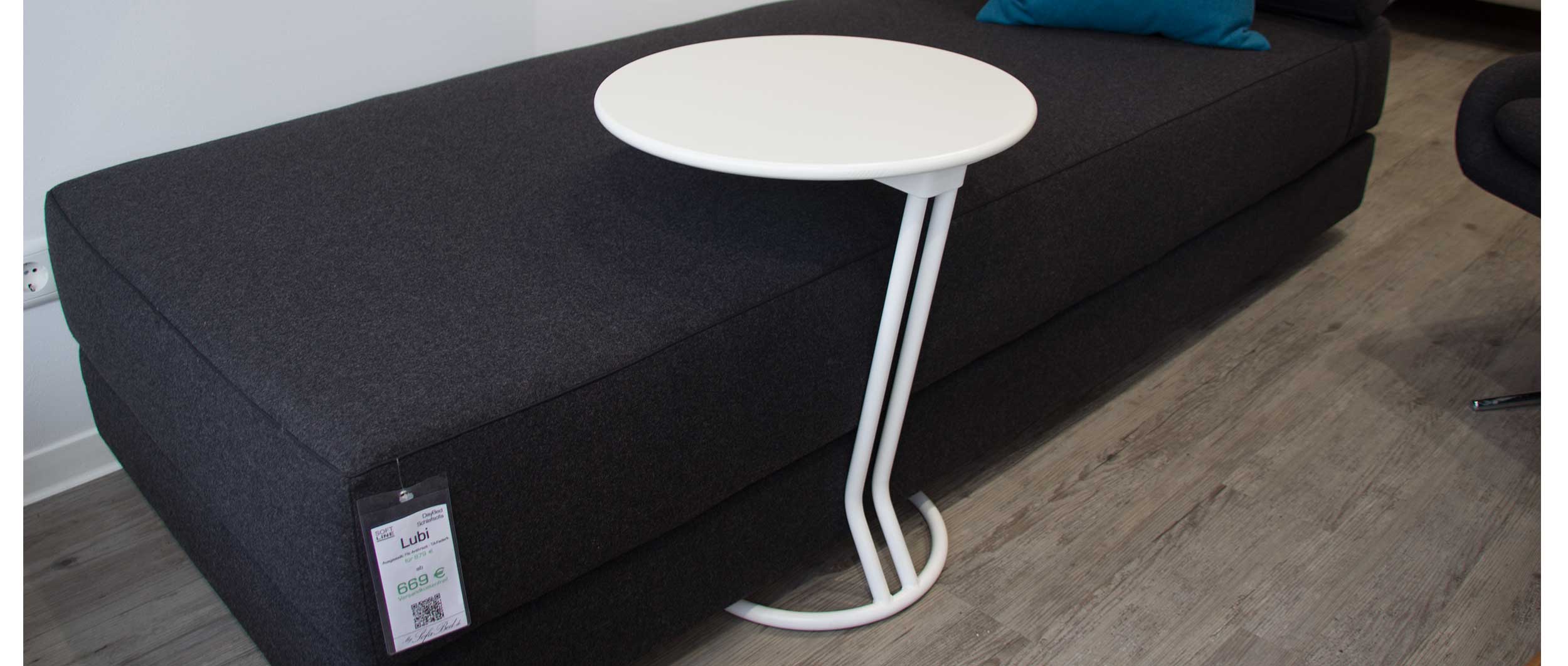 Durch das spezielle Design lässt sich die Tischplatte des BOGGIE Tisches bei den meisten Sofamodellen direkt über dem Polster platzieren