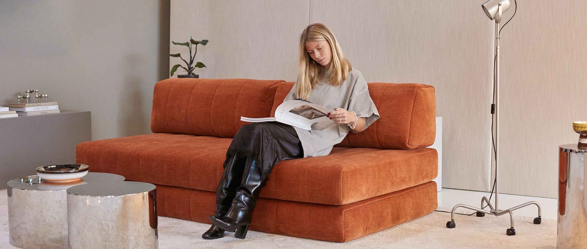 Das Schlafsofa COZYPAD überzeugt durch ergonomischen Sitzkomfort und einen hochwertigen Stoffbezug