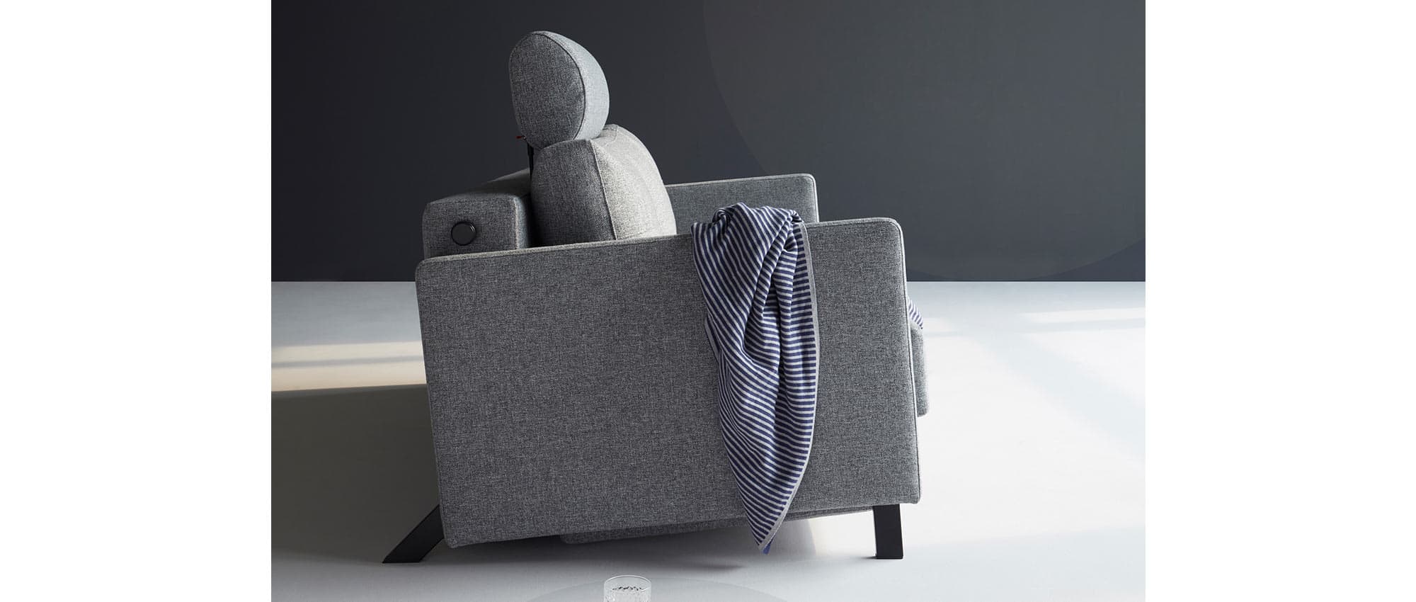 Das CUBED 02 mit Armlehnen lässt sich ideal mit der Kopfstütze FLIP ergänzen
