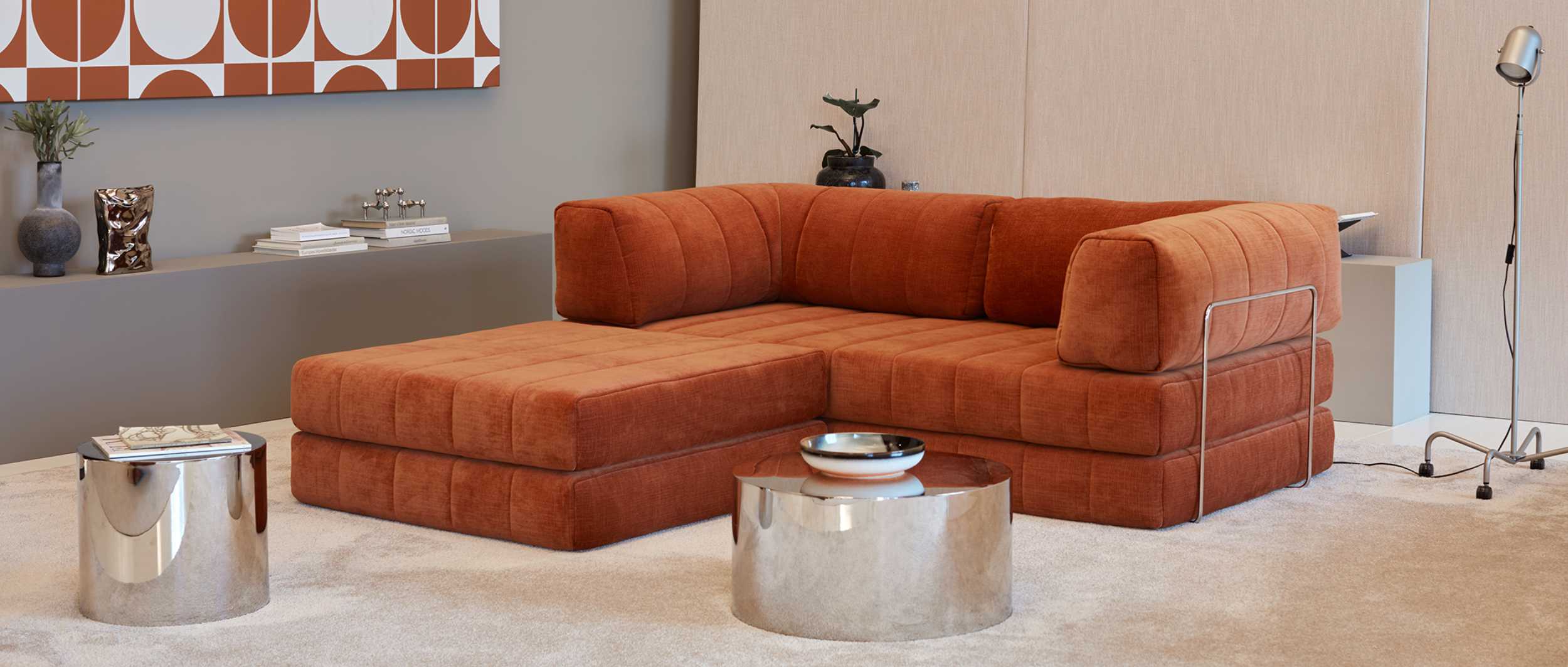 Wenn der COZYPAD-Hocker an das Sofa gestellt wird, kann er als Recamiere zum Füßehochlegen genutzt werden