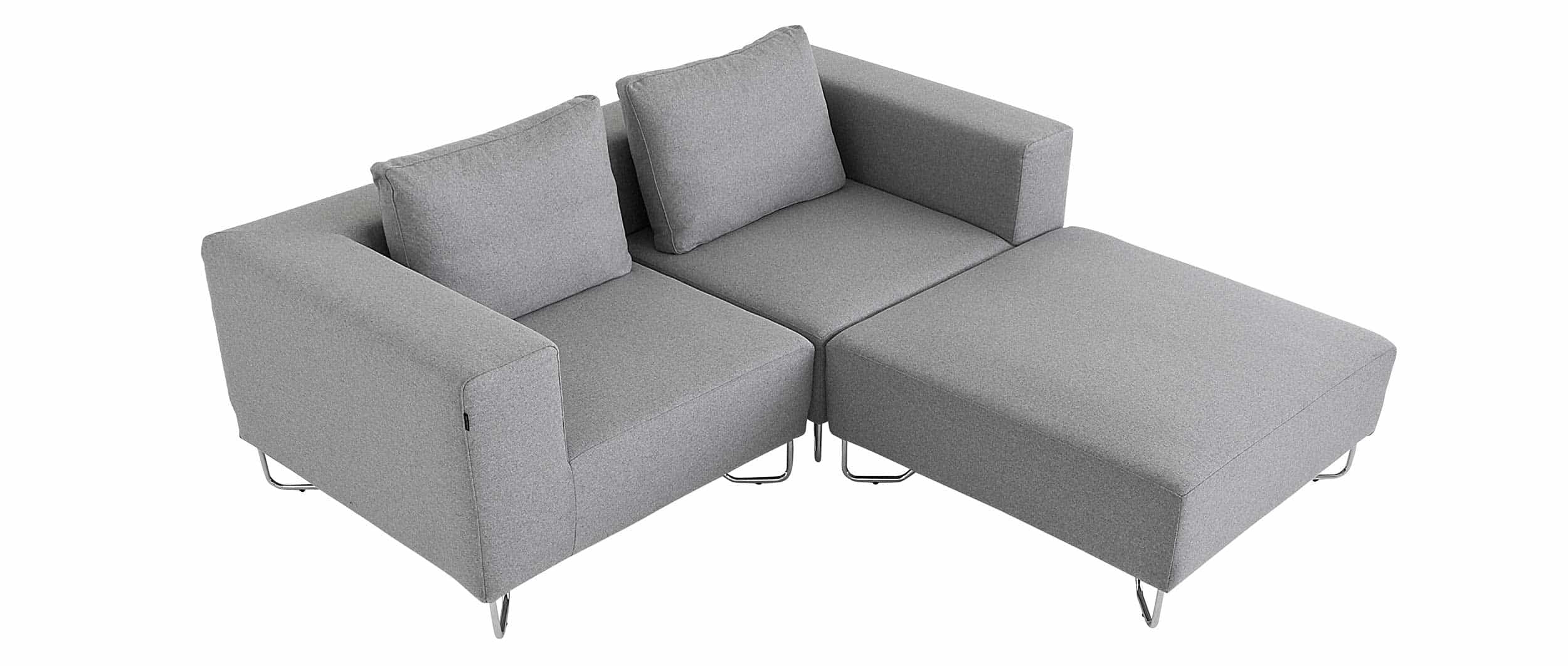 Der große Hocker macht aus zwei Eckelementen ein gemütliches Ecksofa - beide Elemente mit LOTUS-Füßen