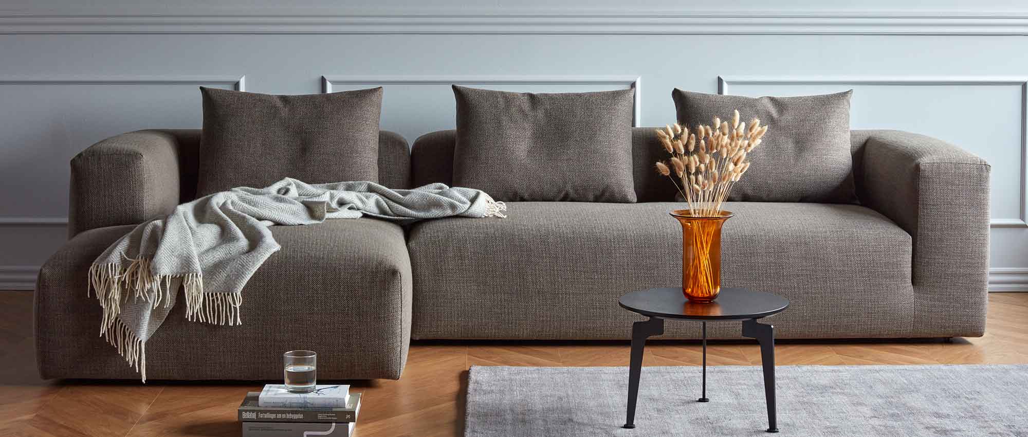 Die niedrigen, schwarzen Füße verleihen dem AALBORG 2,5-Sitzer Ecksofa eine schwebende Optik und Longchair links