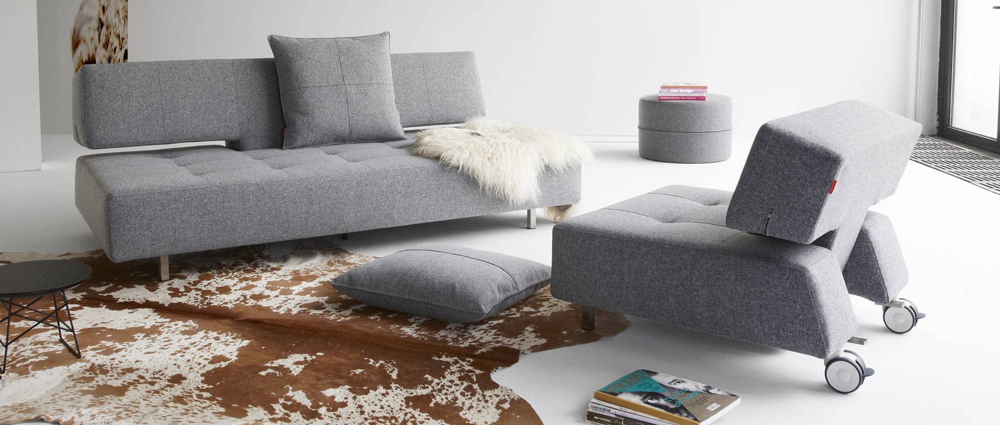 Eine gemütliche Sitzgruppe aus einem LONG HORN EXCESS Sofa mit einem passenden Sessel von Innovation