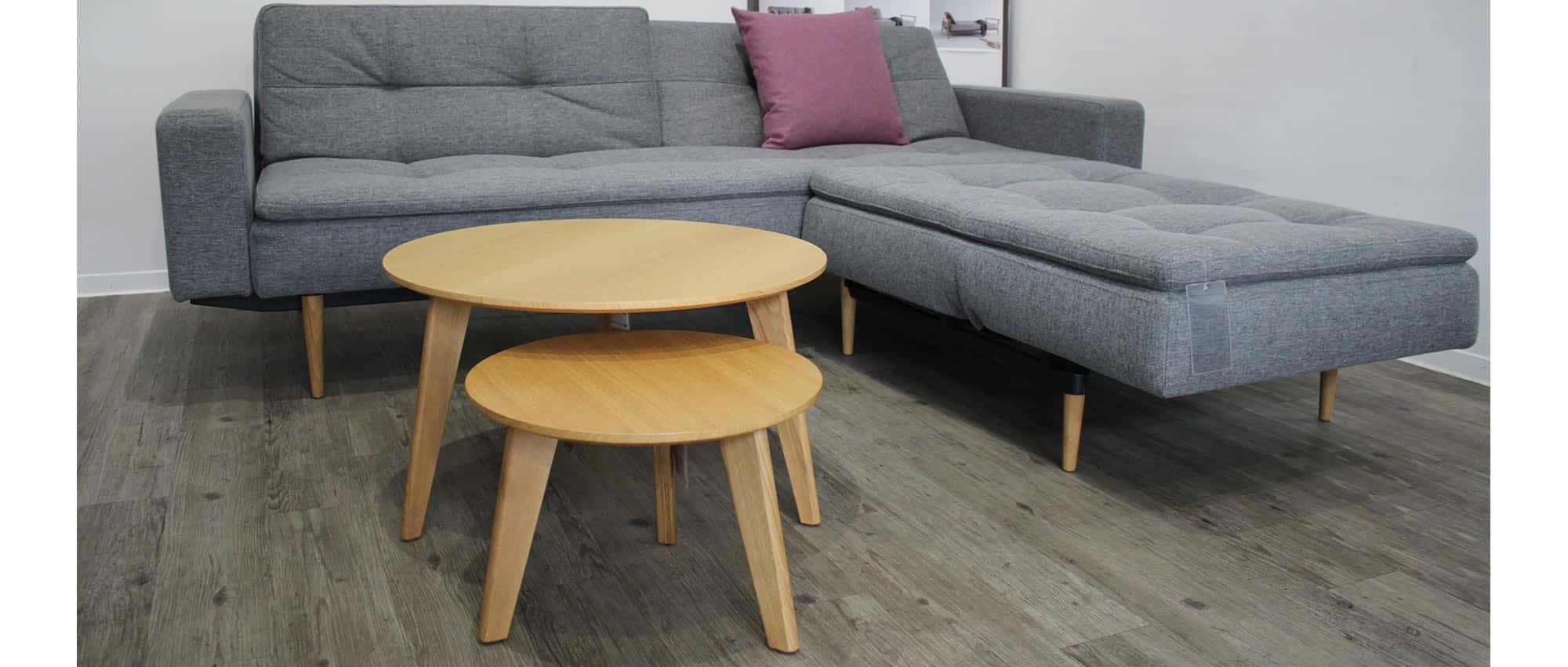 Der NORDIC Tisch aus lackiertem Eichenholz hat Flache Holzbeine