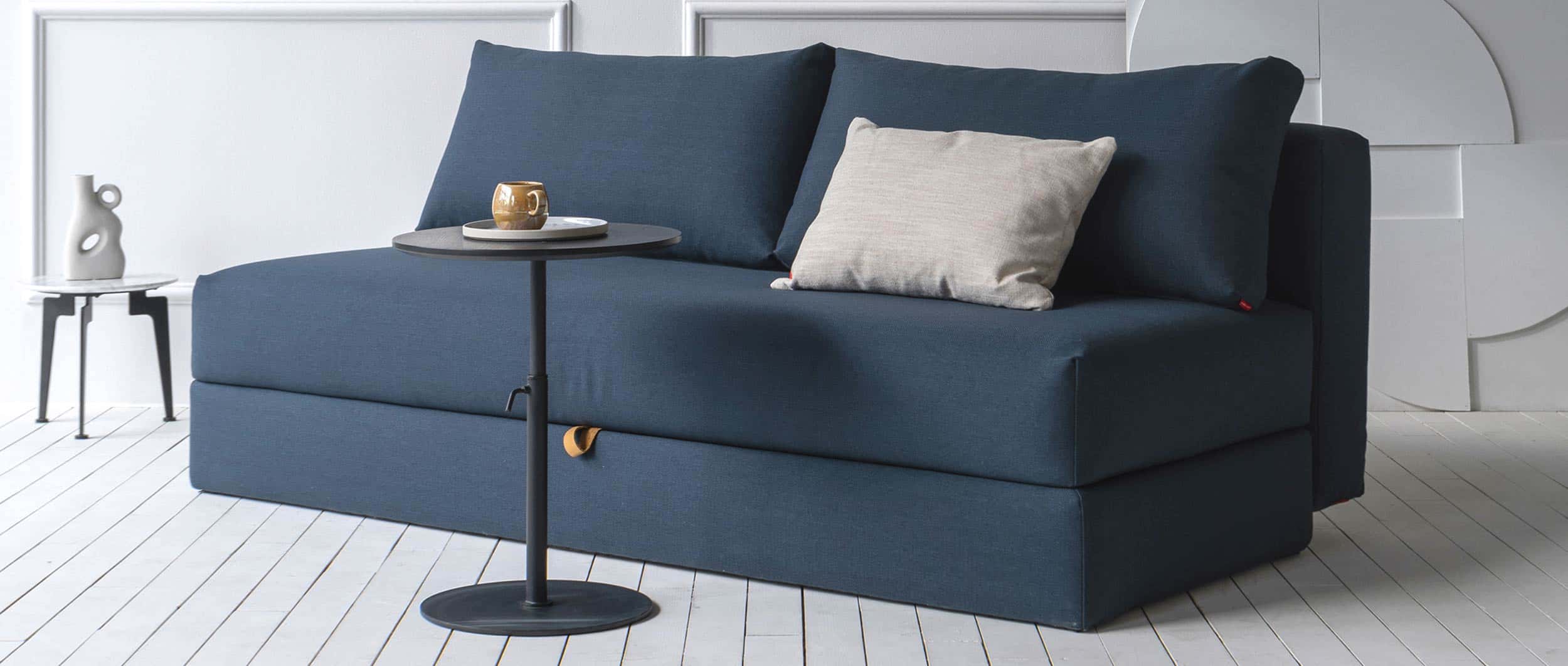 Das Innovation Schlafsofa OSVALD hier zusammen mit dem KIFFA Beistelltisch (optional im Shop erhältlich)