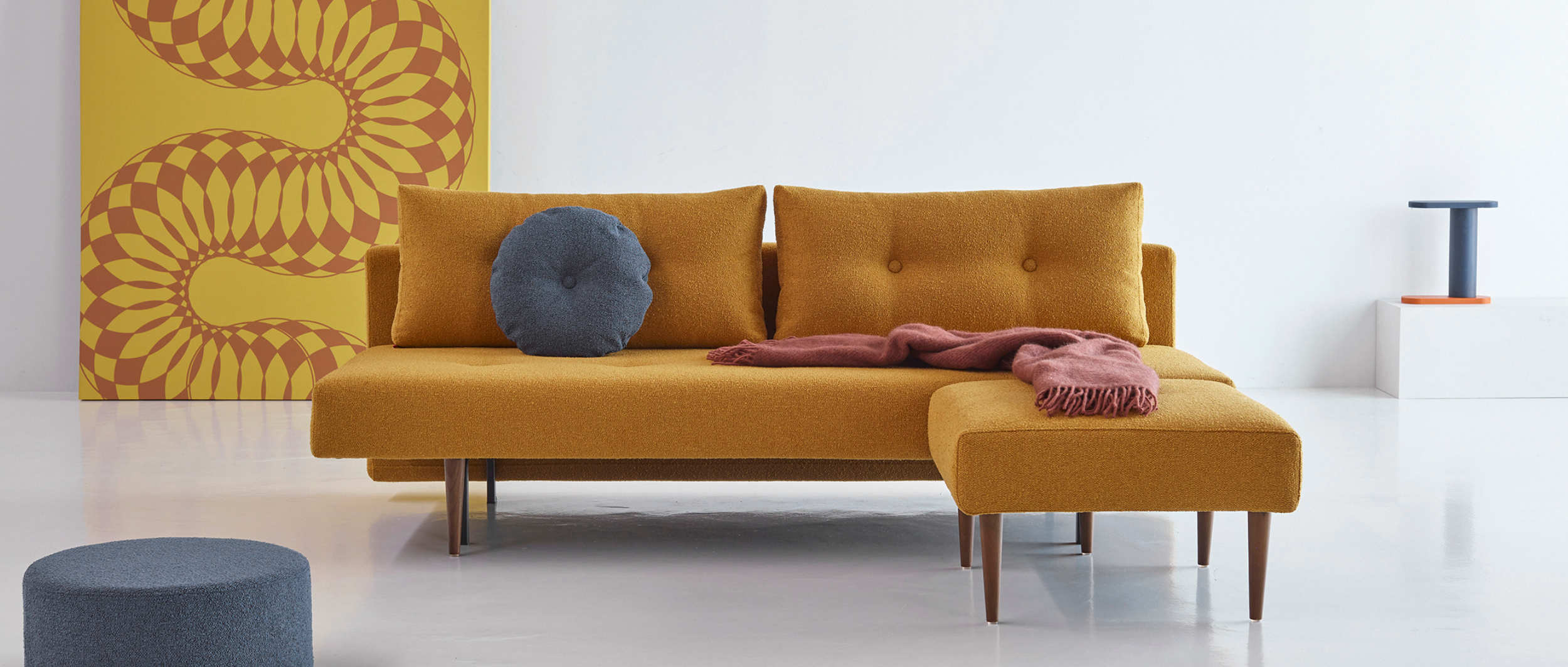 Innovation RECAST PLUS Schlafsofa ist auch mit passendem Hocker bei uns im Shop erhältlich