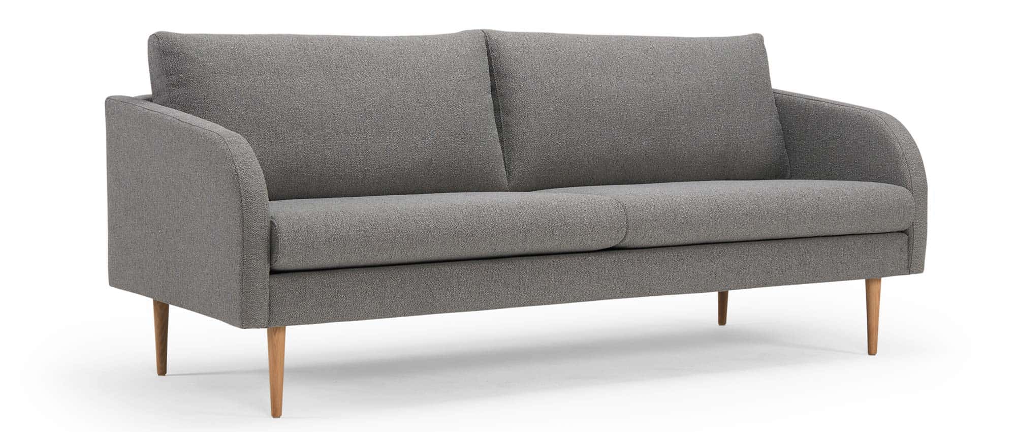 Das BERGEN Designer Sofa als 3-Sitzer mit lackierten Eichenholzfüßen