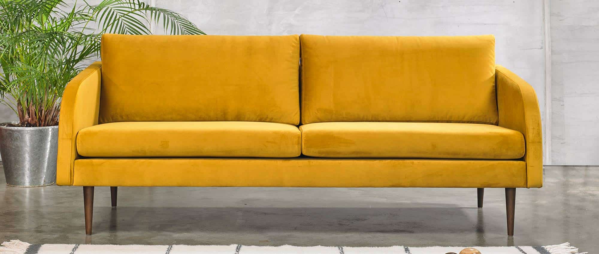 Das 3-Sitzer Sofa mit dunkelbraun gebeizten Eichenholzfüßen