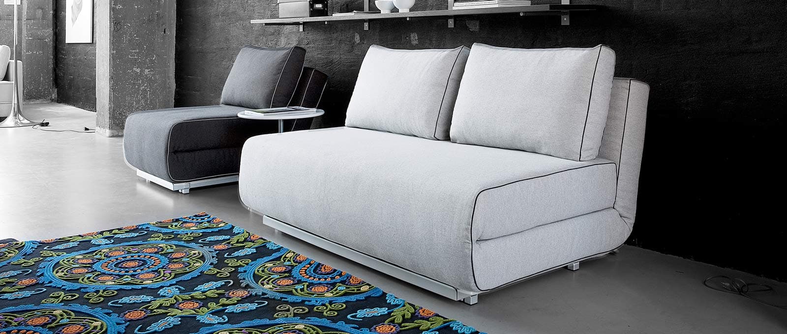 Passend zum CITY Schlafsofa von Softline ist ein Sessel mit Klappfunktion erhältlich