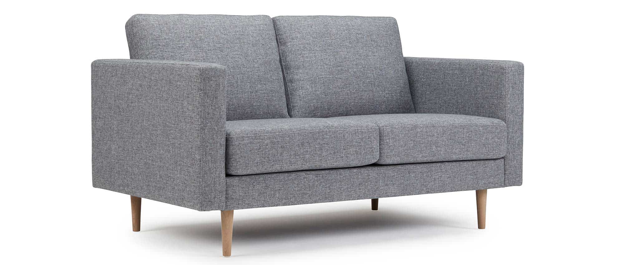 Das TRONDHEIM 2-Sitzer Designer Sofa mit geraden, schmalen Armlehnen und Füßen in Eiche lackiert