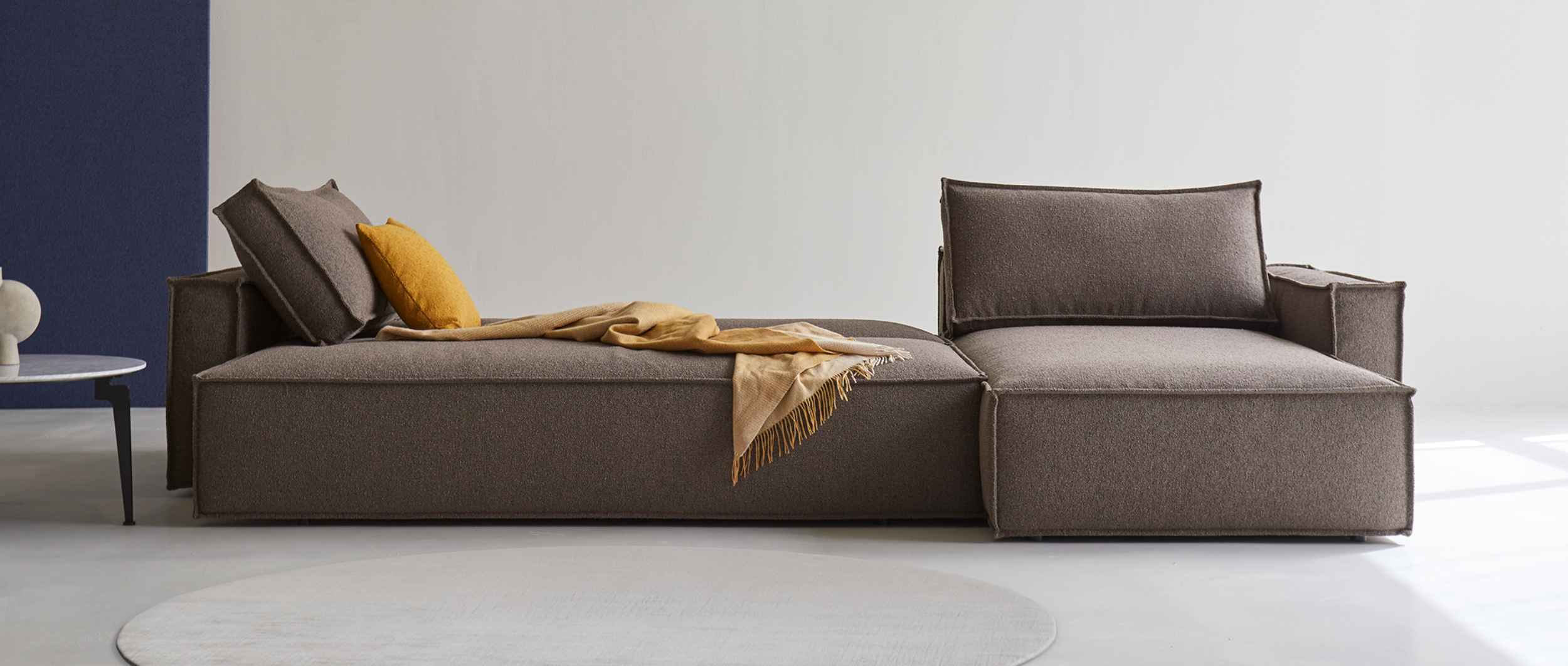 Das NEWILLA LOUNGER Sofa im Stoff Bouclé Taupe (530)