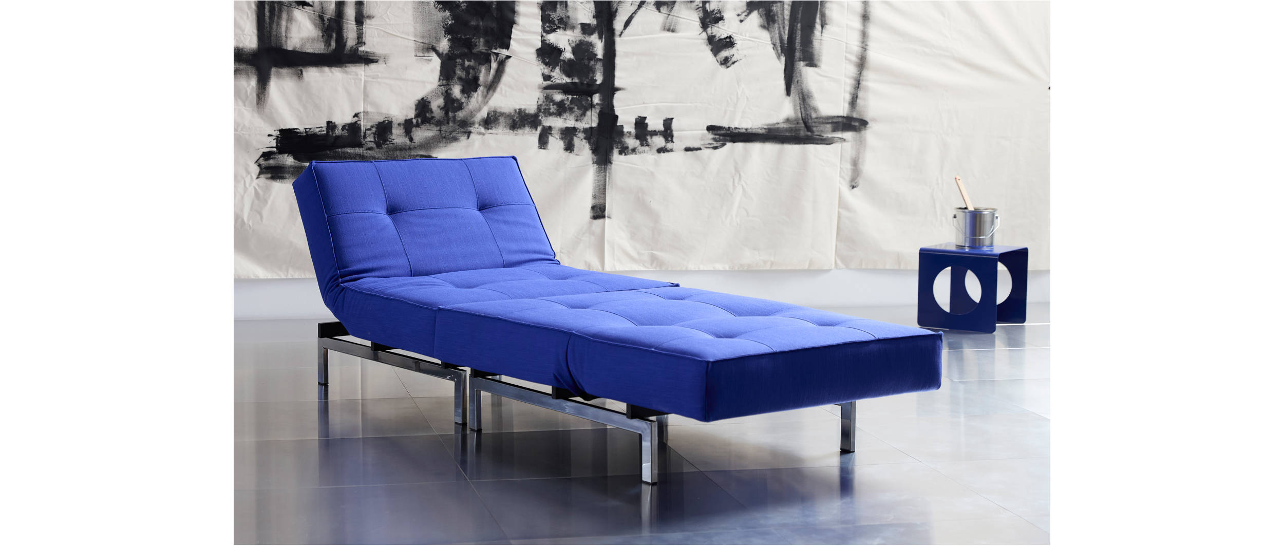 Aus zwei SPLITBACK Sesseln wird mit wenigen Handgriffen ein gemütlicher Longchair / ein Gästebett - hier in Elegance Ultramarine (512) mit Chromfüßen 