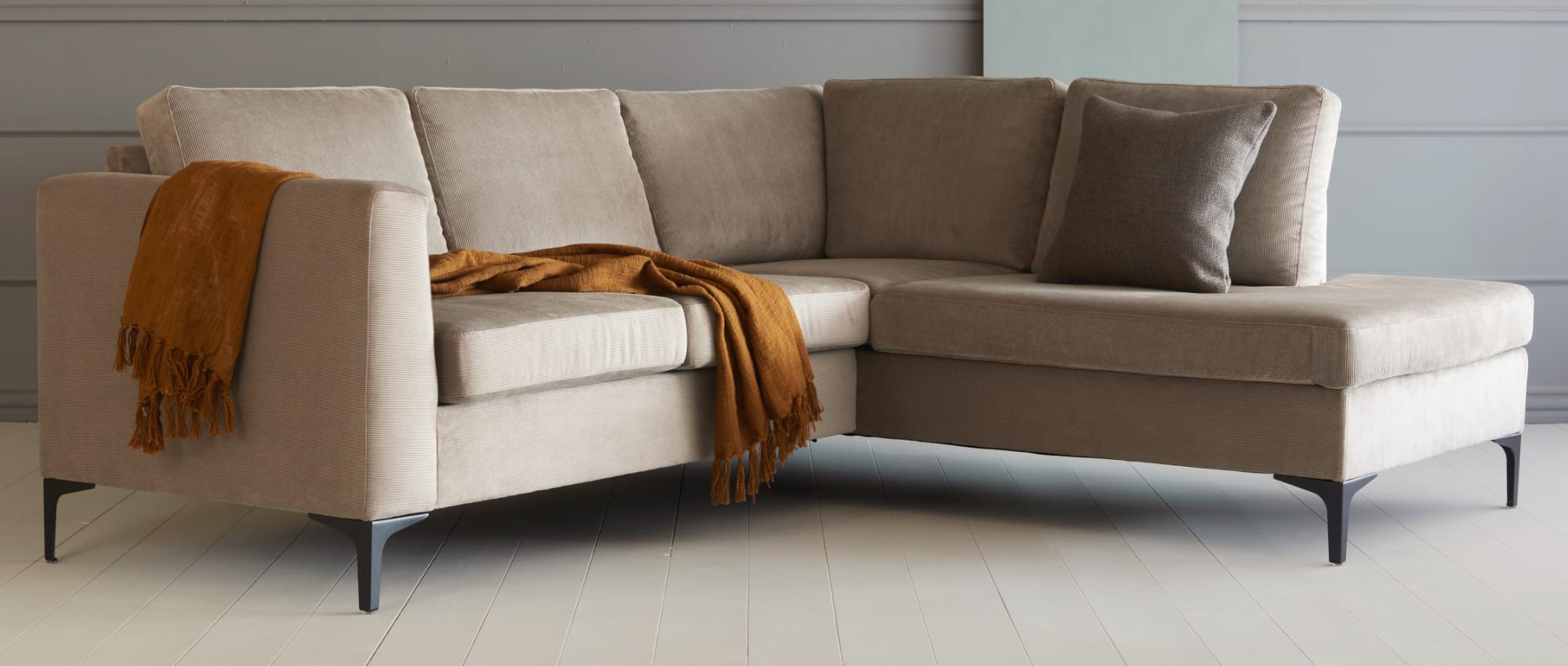 Das Sofa TRELLEBORG mit Eckanbau rechts, schwarzen Metallfüßen und schrägen Armlehnen